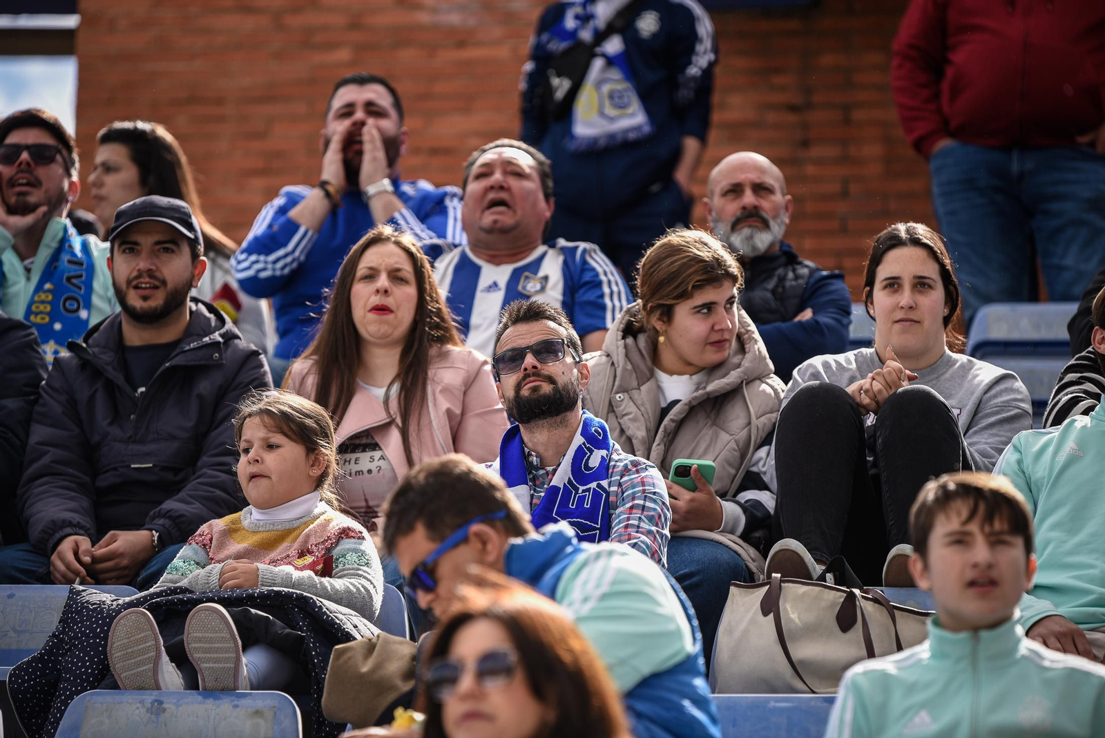 Imágenes de la afición en el Colombino en el Recreativo - Antequera