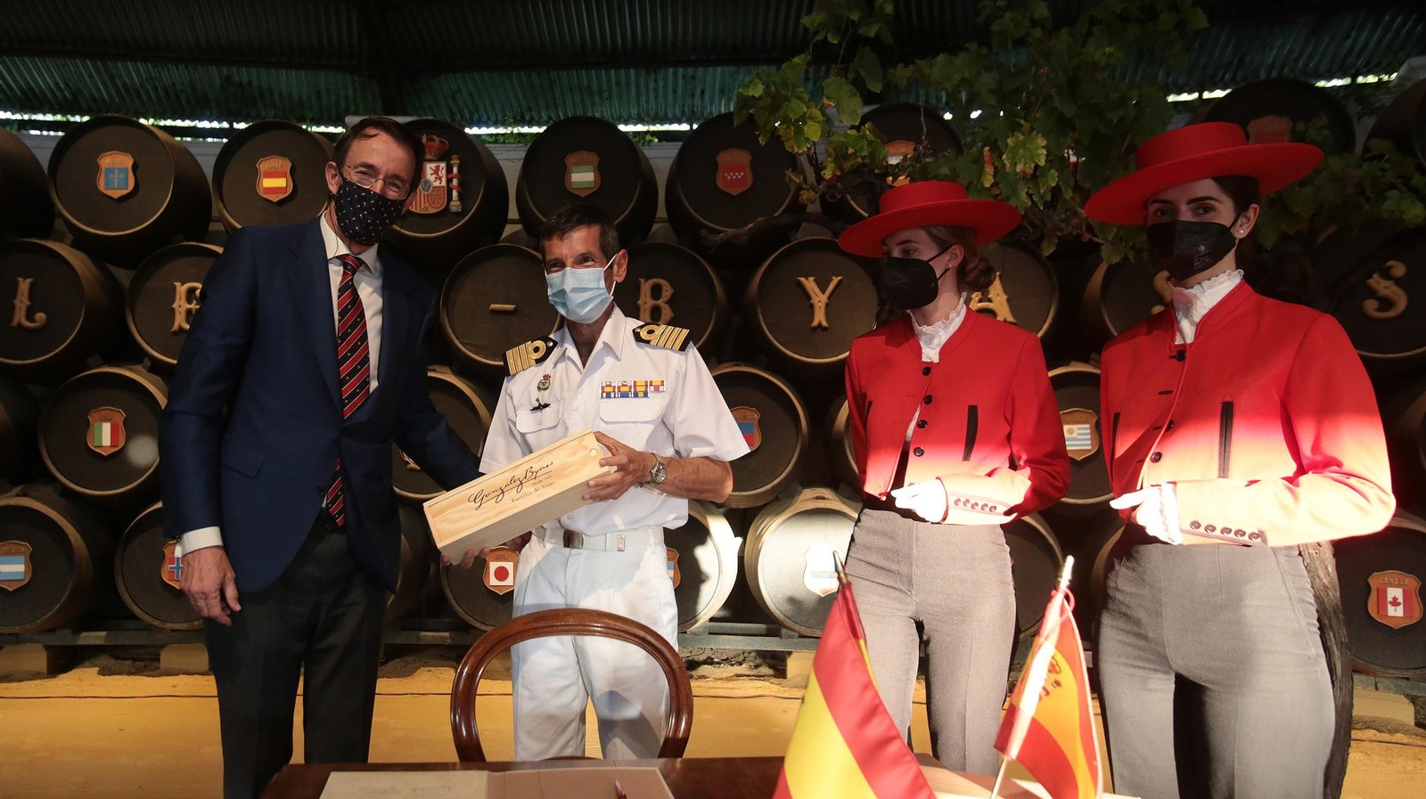 González Byass entregó un regalo al comandante del Juan Sebastián Elcano González Byass recibe las botas que han navegado en el Juan Sebastián Elcano
