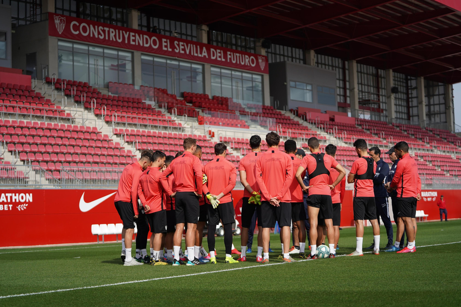 Una imagen del grupo reunido para una charla en la ciudad deportiva.