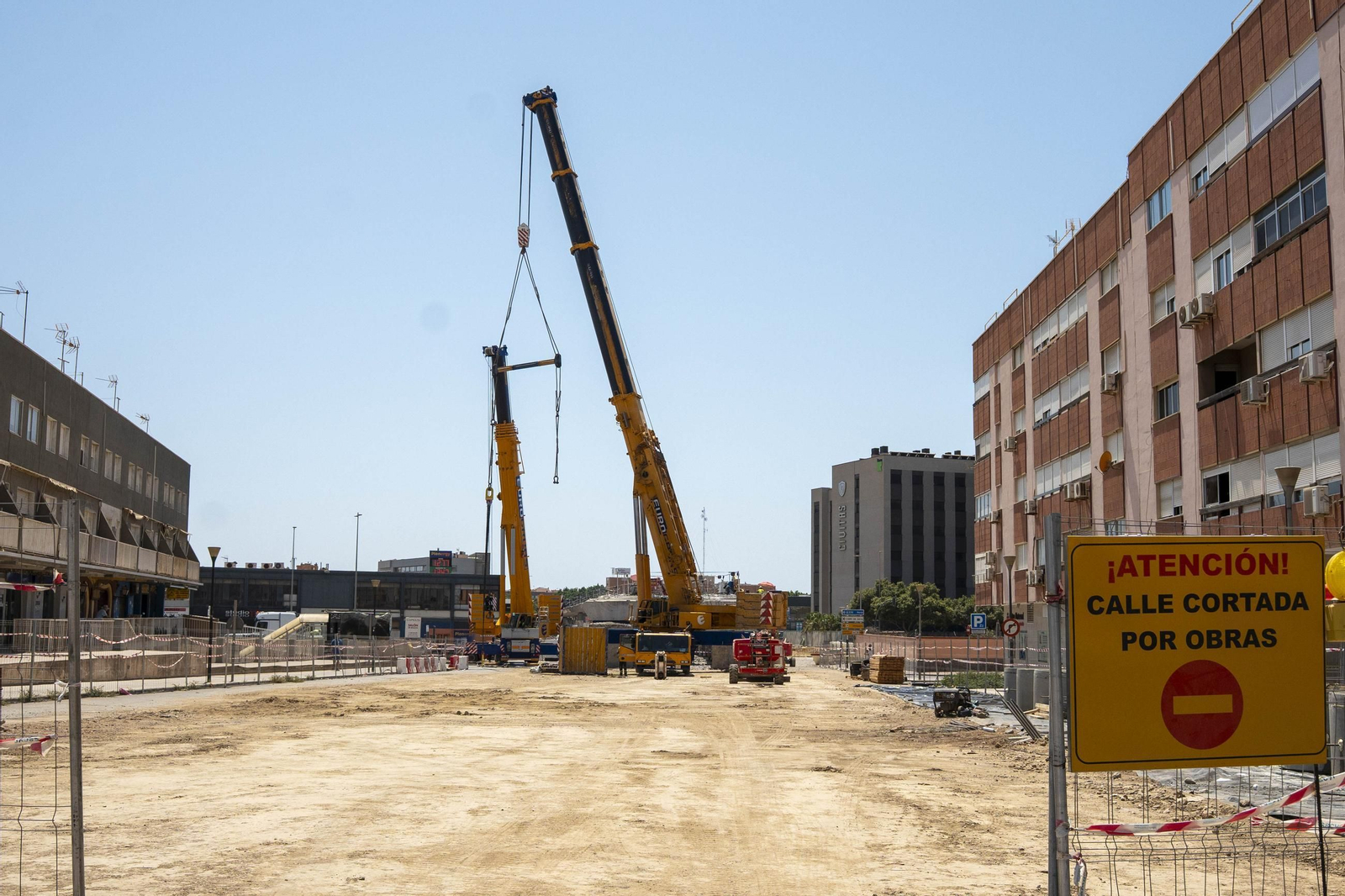 Las imágenes del desmantelamiento en el Puente de la Avenida Mediterráneo en Almería