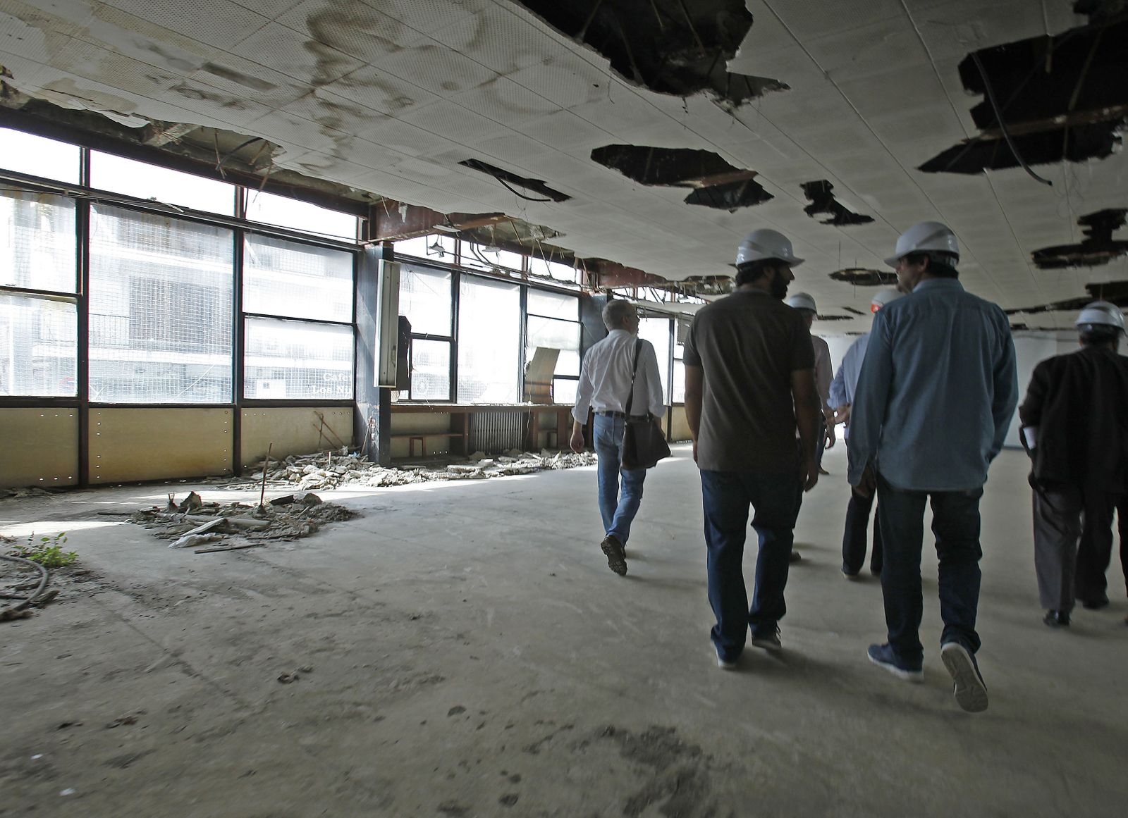 Estado ruinoso que presenta el interior de la antigua jefatura de la Gavidia.