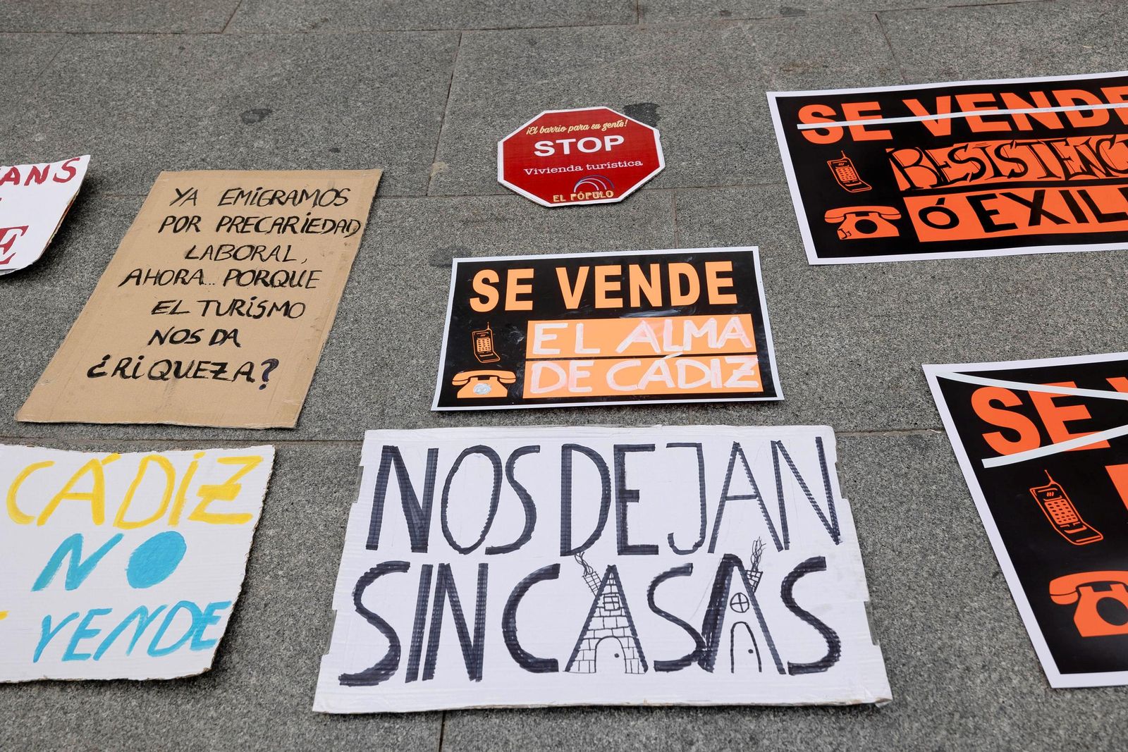 Carteles de una campaña reivindicativa de la plataforma Cádiz Resiste contra los efectos de la turistificación.
