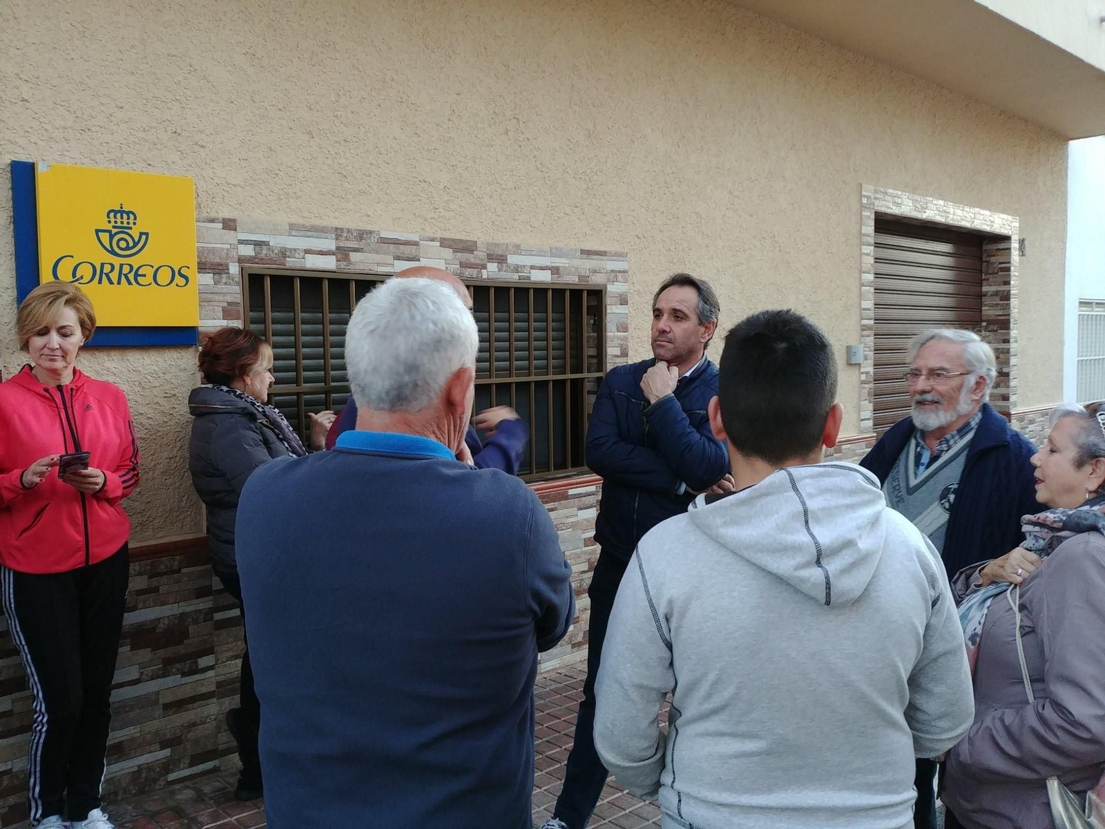 Juan José Segura, concejal del Ayuntamiento, junto a los vecinos del barrio.