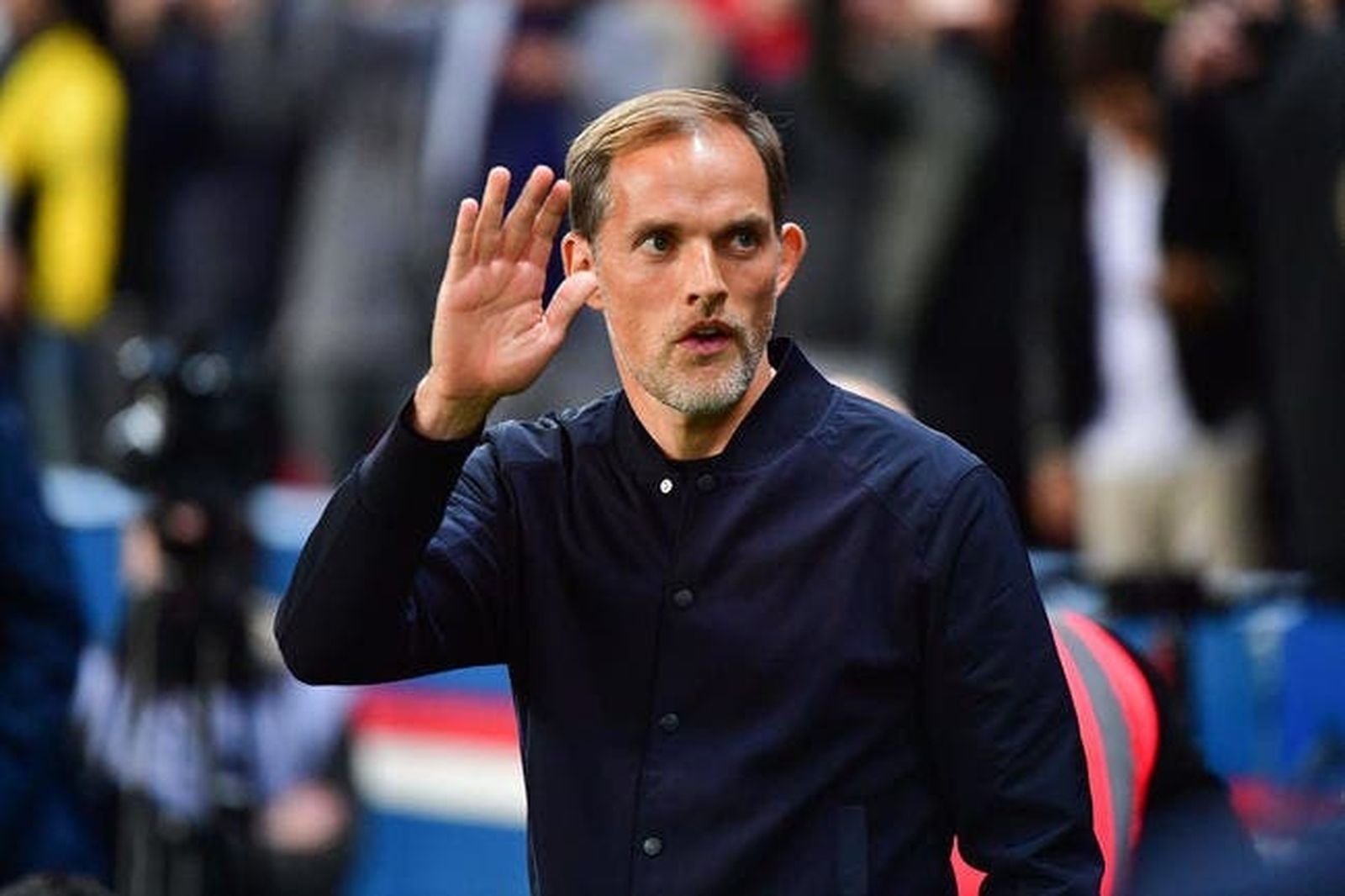 Tuchel saluda al inicio de un encuentro con el PSG
