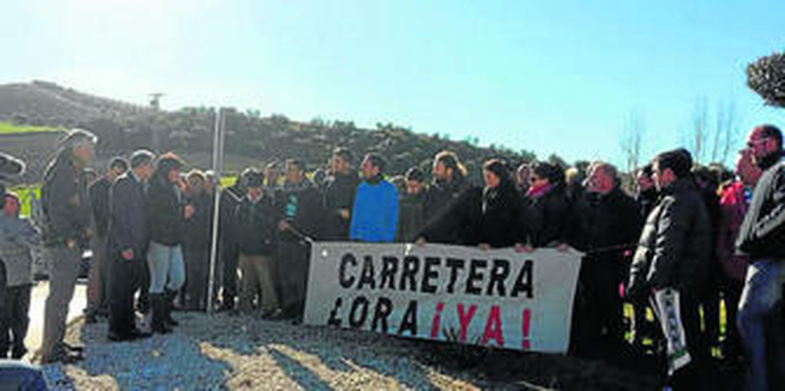 Los vecinos, ayer durante la protesta, junto a la alcaldesa, Dolores Caballero y el diputado Eduardo Párraga.