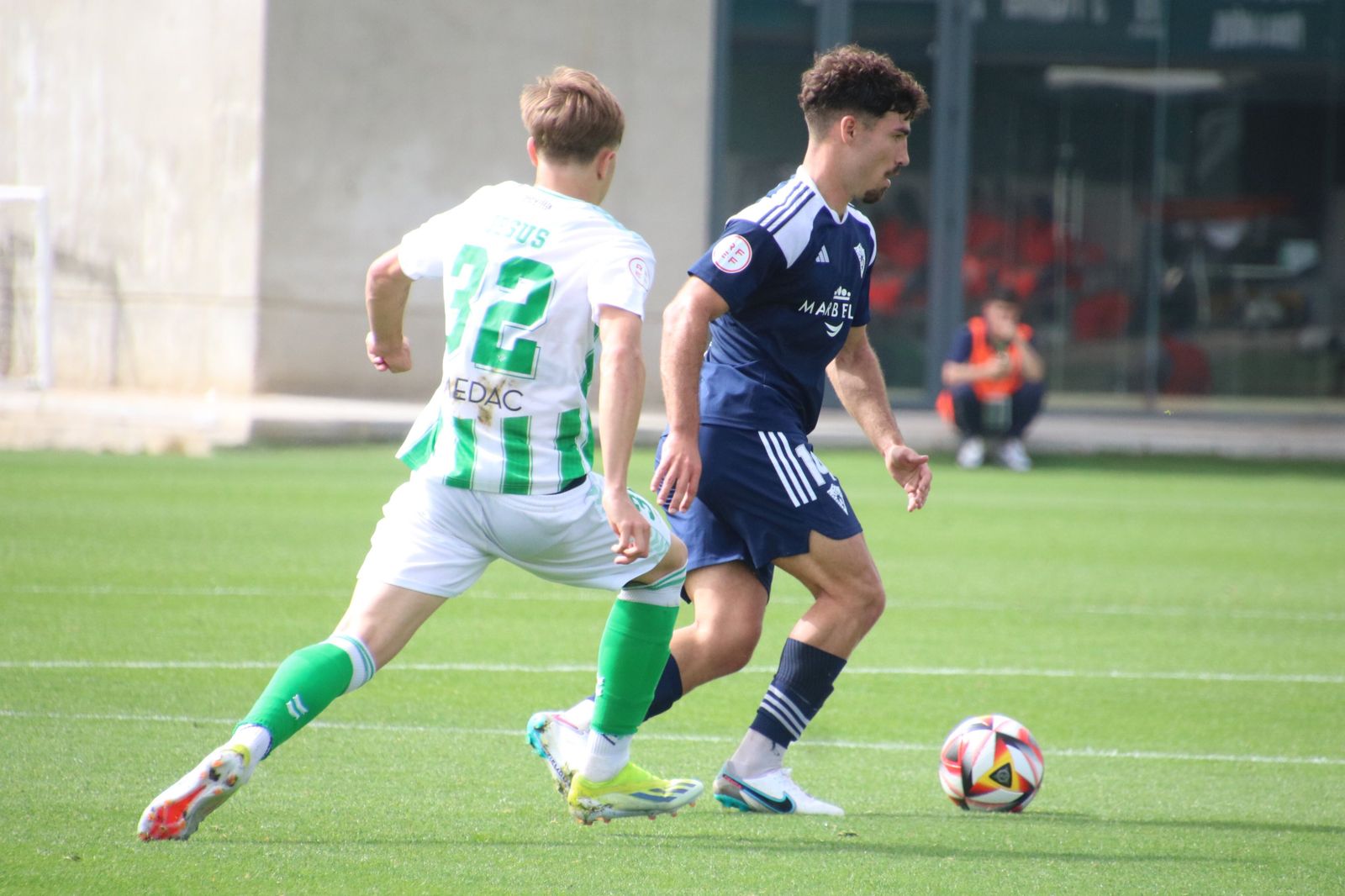 El bético Jesús Rodríguez presiona a un rival.