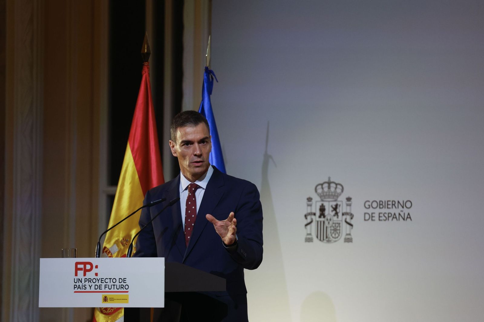 El presidente del Gobierno, Pedro Sánchez, anuncia un decreto para poner coto "a los chiringuitos" en la FP privada.