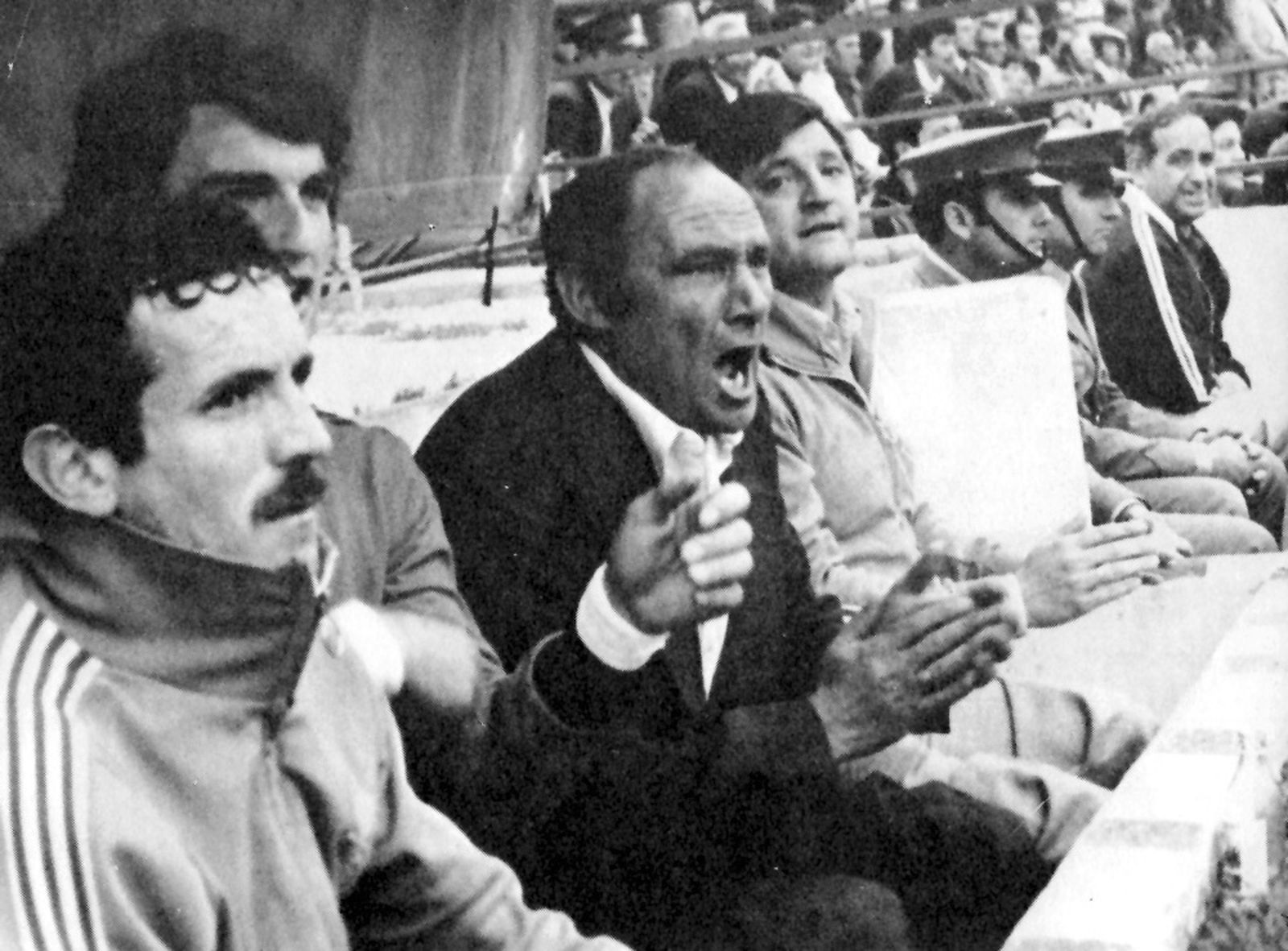 Eusebio Ríos da órdenes desde el banquillo de Castalia.