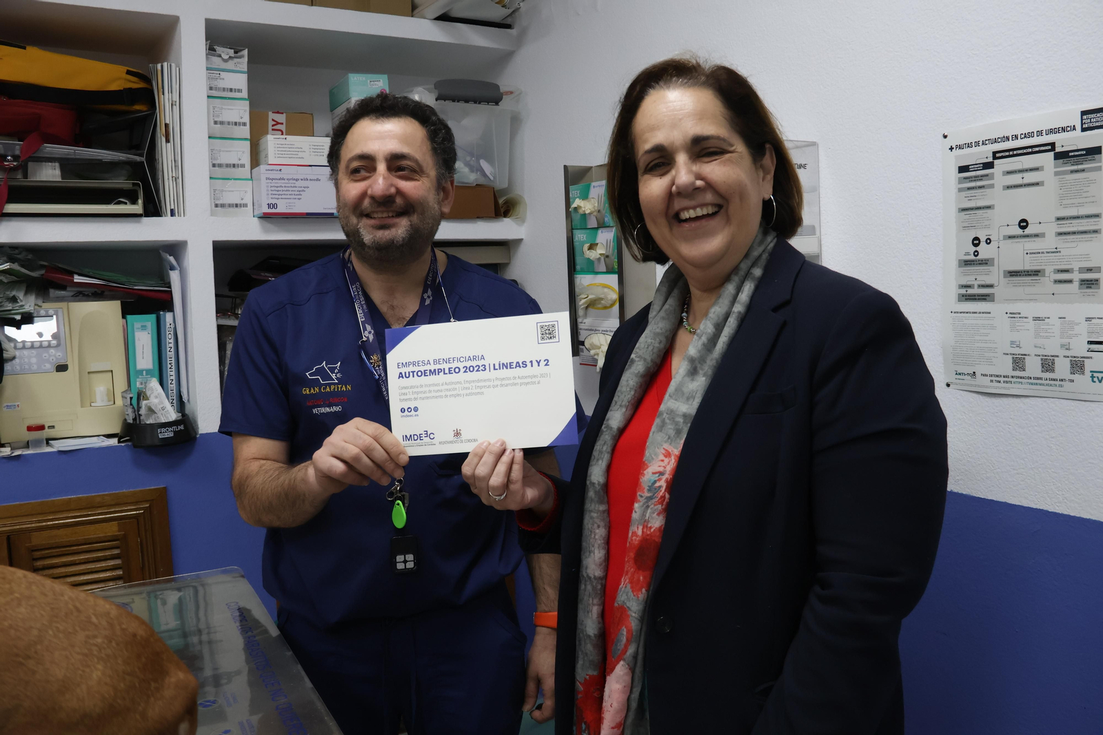 Blanca Torrent, presidenta del Imdeec, junto a uno de los beneficiarios de las ayudas.