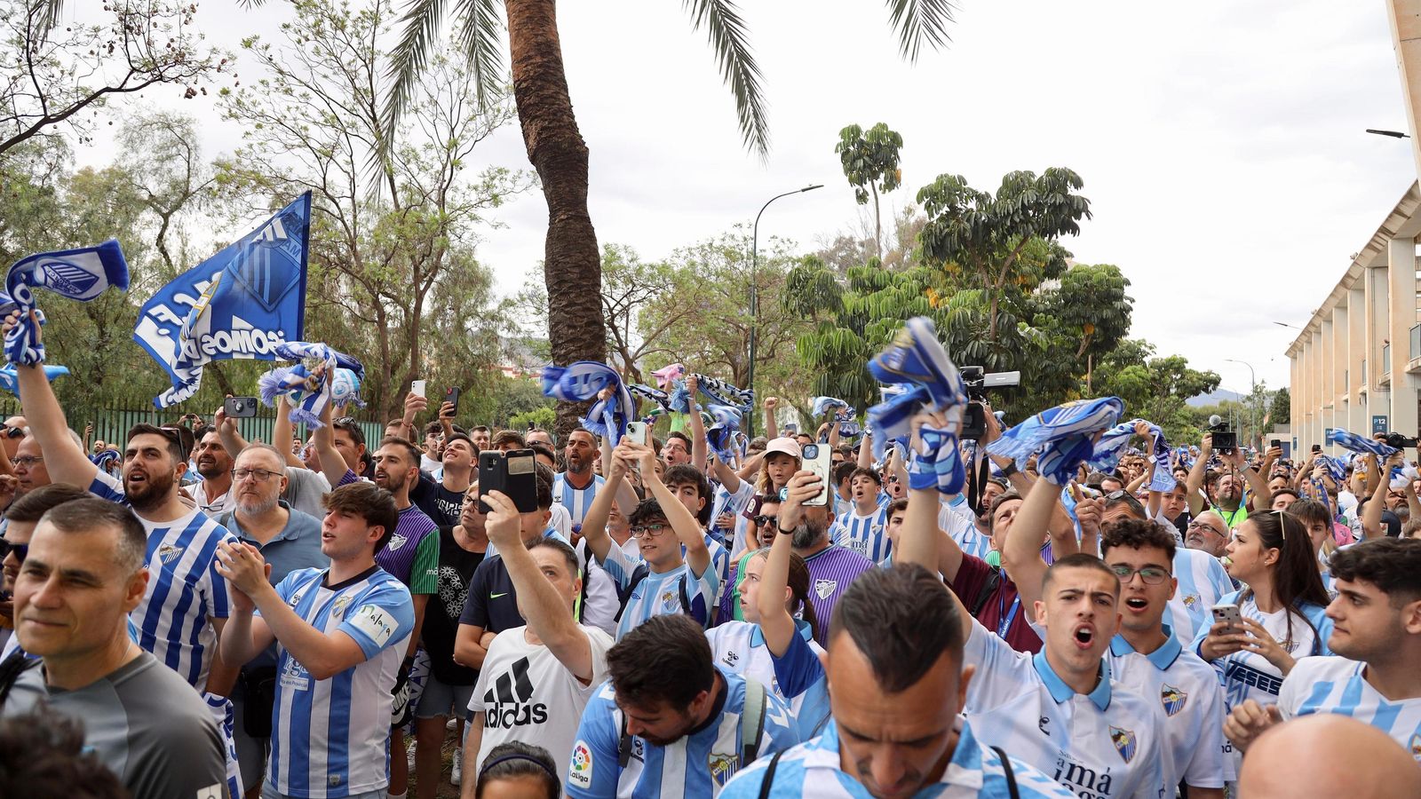 El impresionante recibimiento de la afición antes del Málaga CF - Celta Fortuna, en fotos El impresionante recibimiento de la afición antes del Málaga CF - Celta Fortuna, en fotos