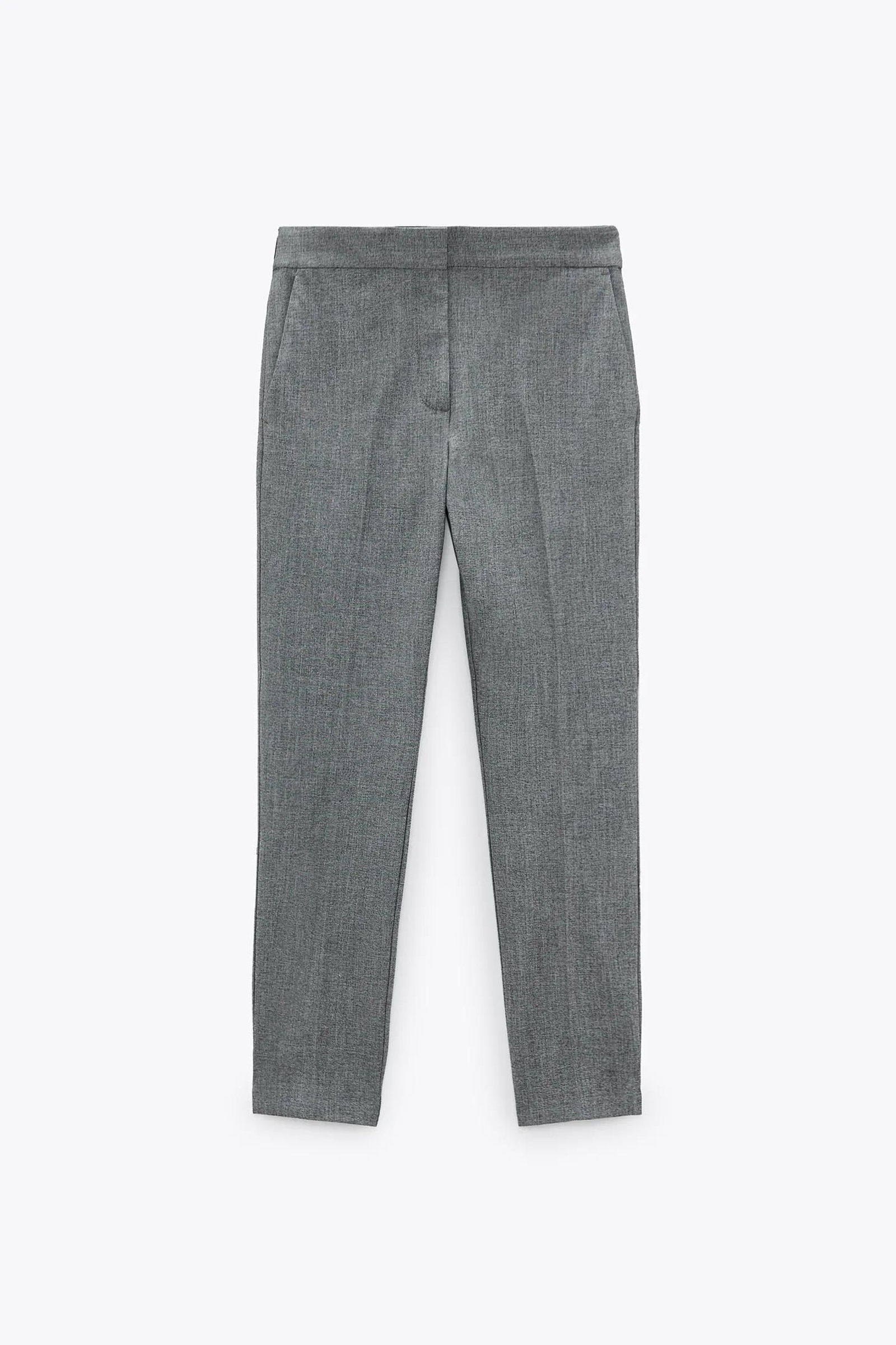 Pantalón jogger de color gris de Zara.