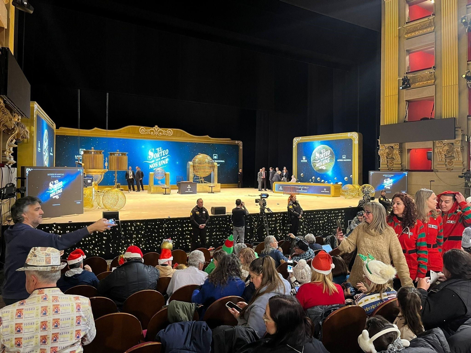 Las imágenes del comienzo del Sorteo Extraordinario de Navidad en el Teatro Real