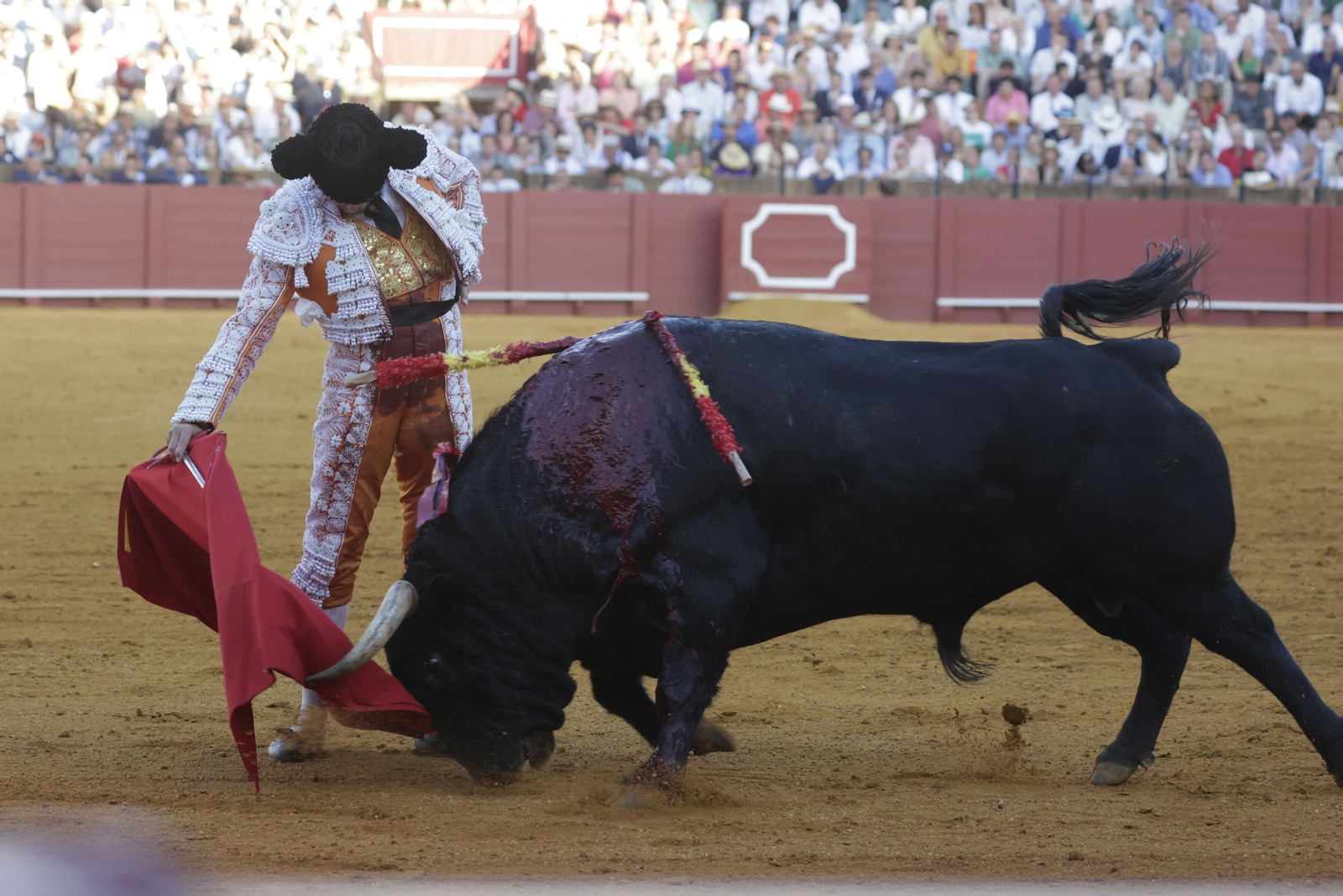 Morante torea con la mano derecha al segundo de su lote, con el que inició la faena tocado con la montera, estampa muy poco usual, y que le sirvió en medio de su labor para llamar la atención del toro.