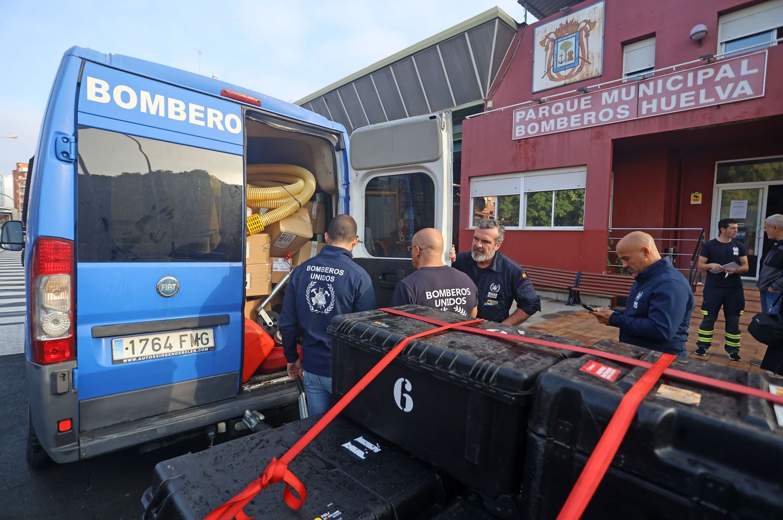 Imágenes de la partida de los bomberos de BUSF Huelva hacia Valencia