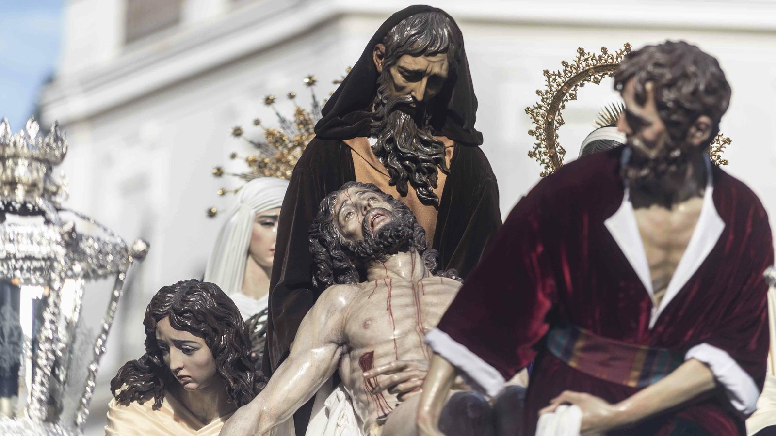 José de Arimatea y Nicodemo portan al Cristo de la Caridad de Santa Marta