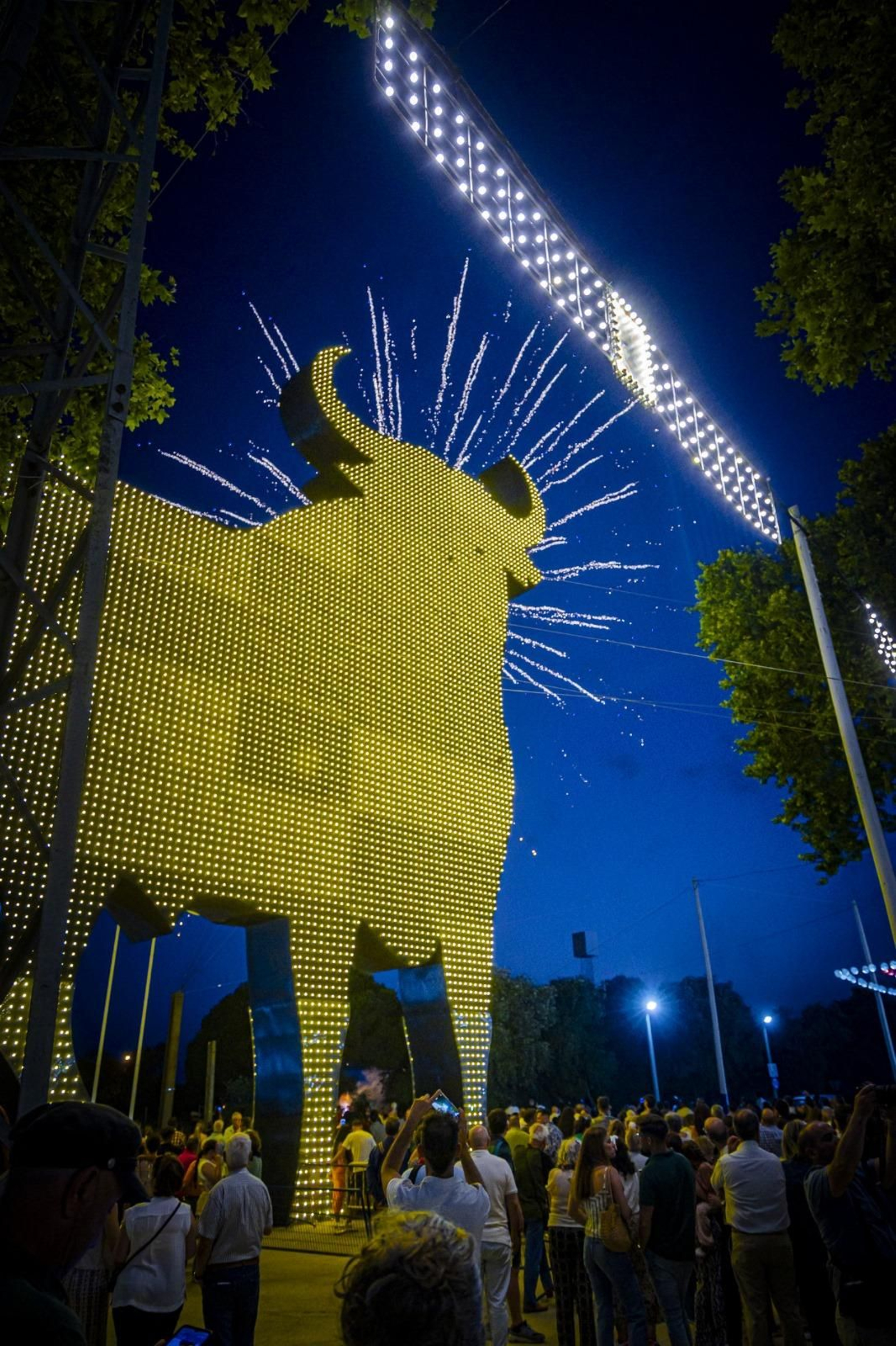 La portada de la Feria, recién iluminada en la noche de este miércoles.