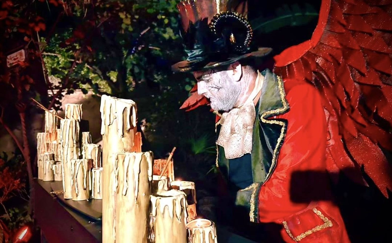 El demonio Murmur tocando deliciosamente el piano en los jardines del Palacio de Orleans.
