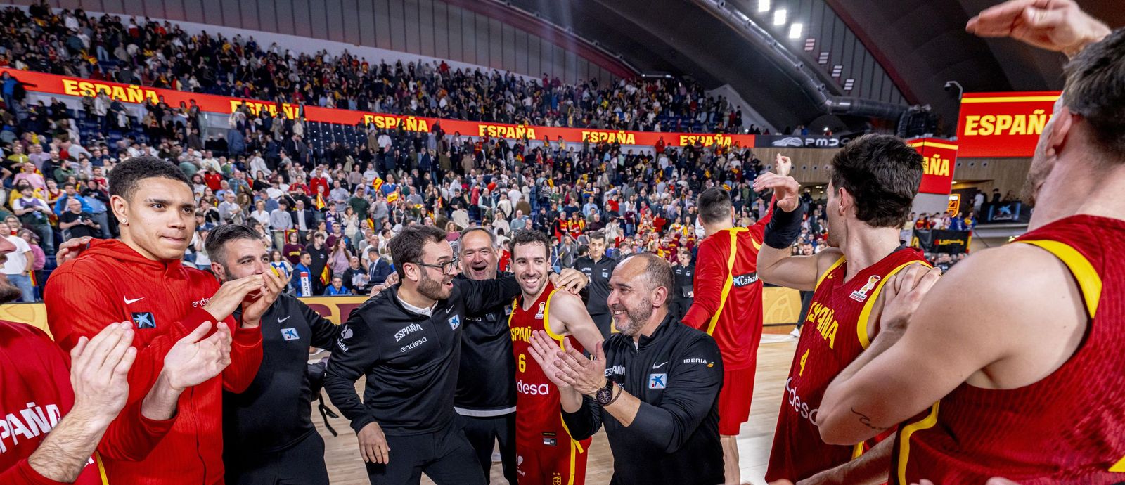 Chus Mateo aplaude a sus jugadores a finalizar el partido en Oviedo.