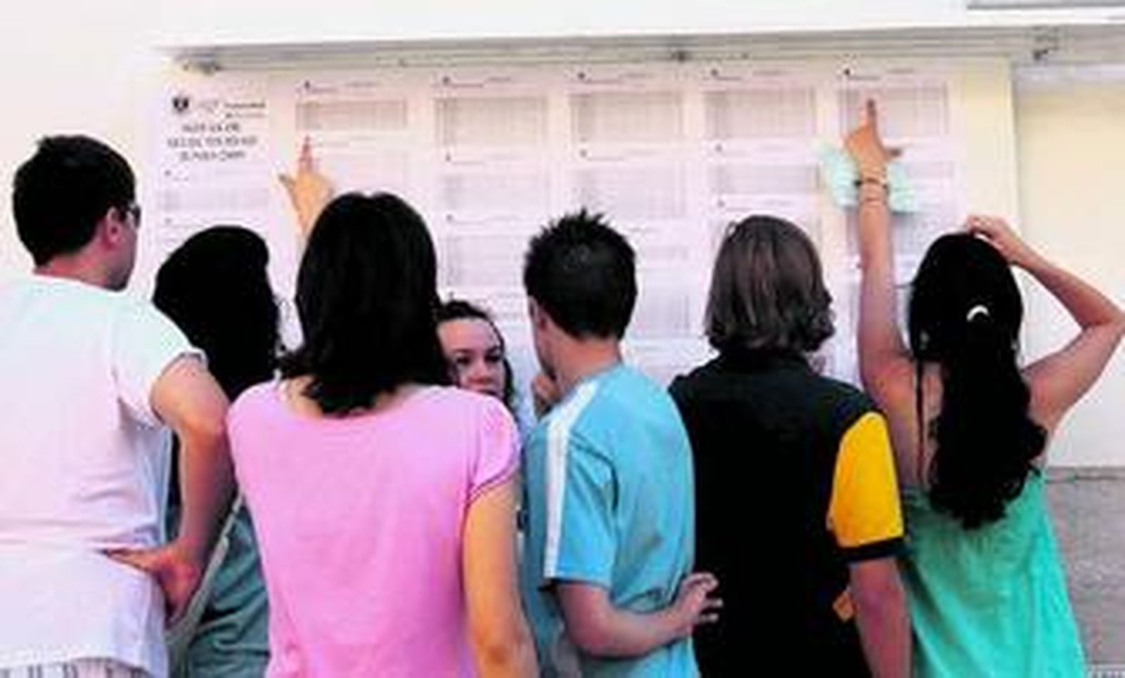 Unos alumnos buscan sus notas de Selectividad en el complejo Administrativo Triunfo.