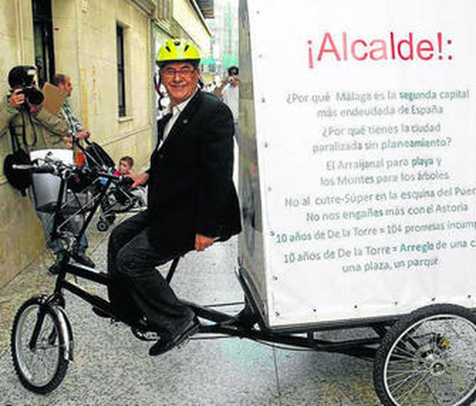 María Gámez, a la derecha, el viernes en un mercado de la capital.