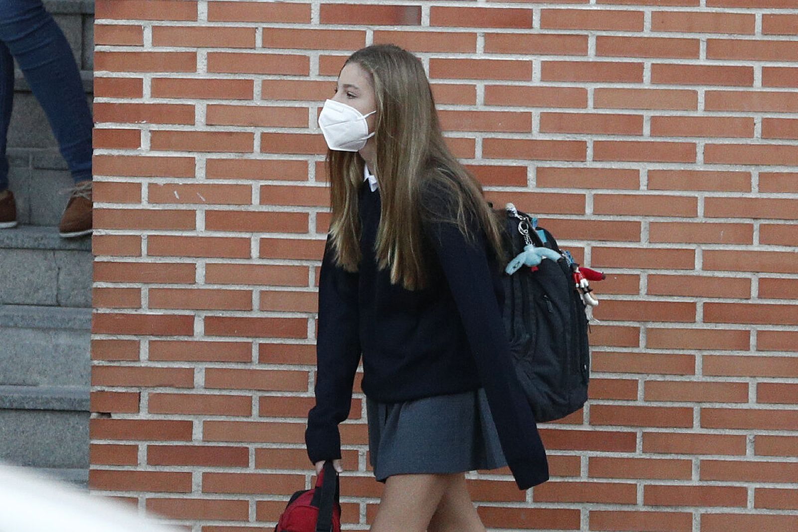 La infanta Sofía, este viernes, accede sola al colegio Santa María de los Rosales.