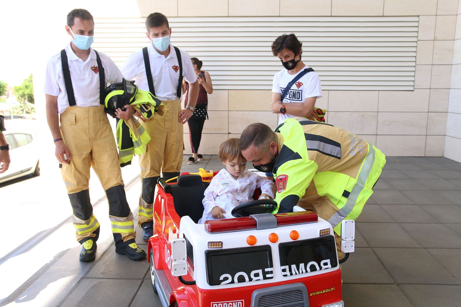 Fotogalería los bomberos de Almería regalan un cochecito eléctrico y camisetas a los niños hospitalizados de Torrecárdenas