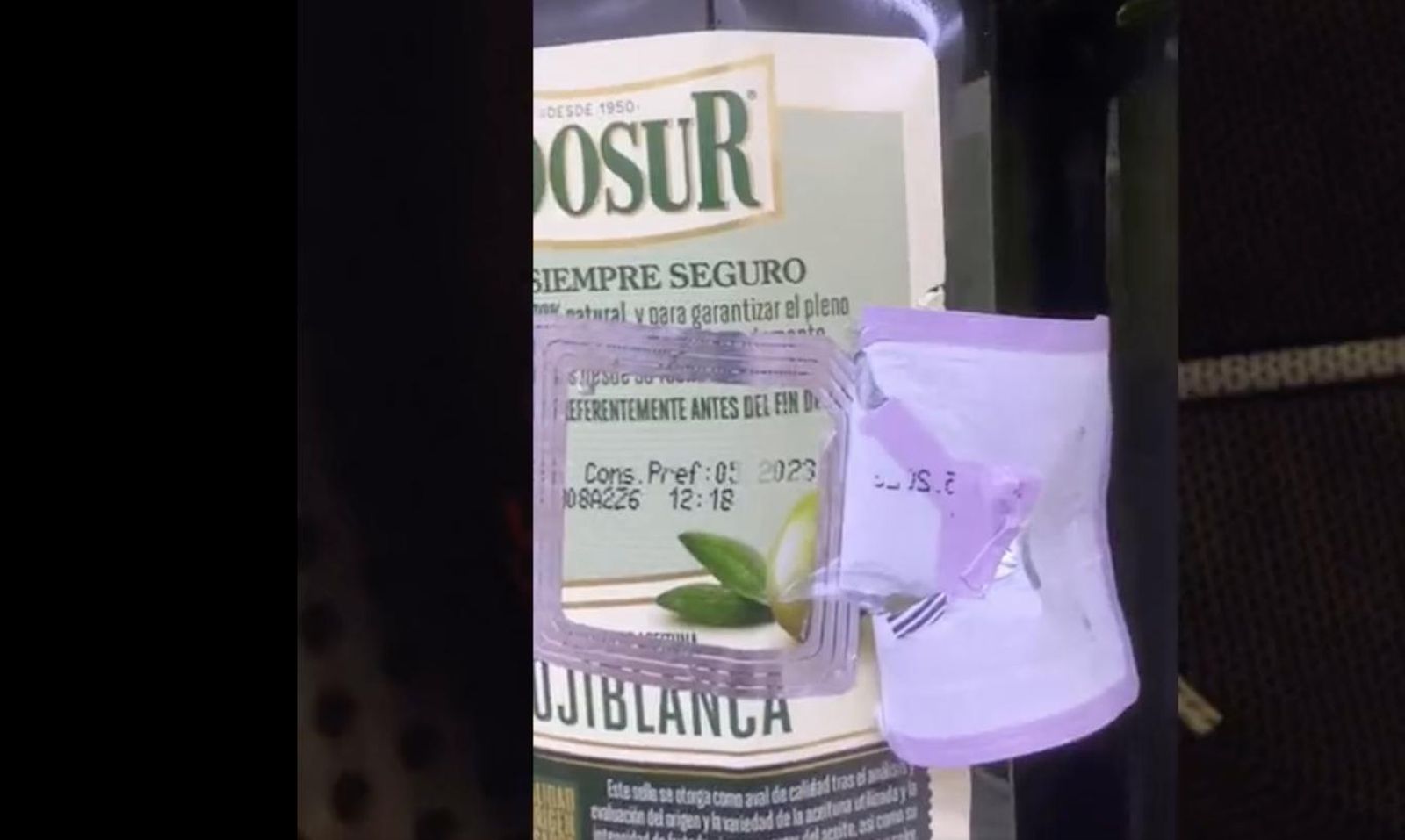 Etiqueta en la que se comprueba que el consumo preferente de la botella de aceite está vencida
