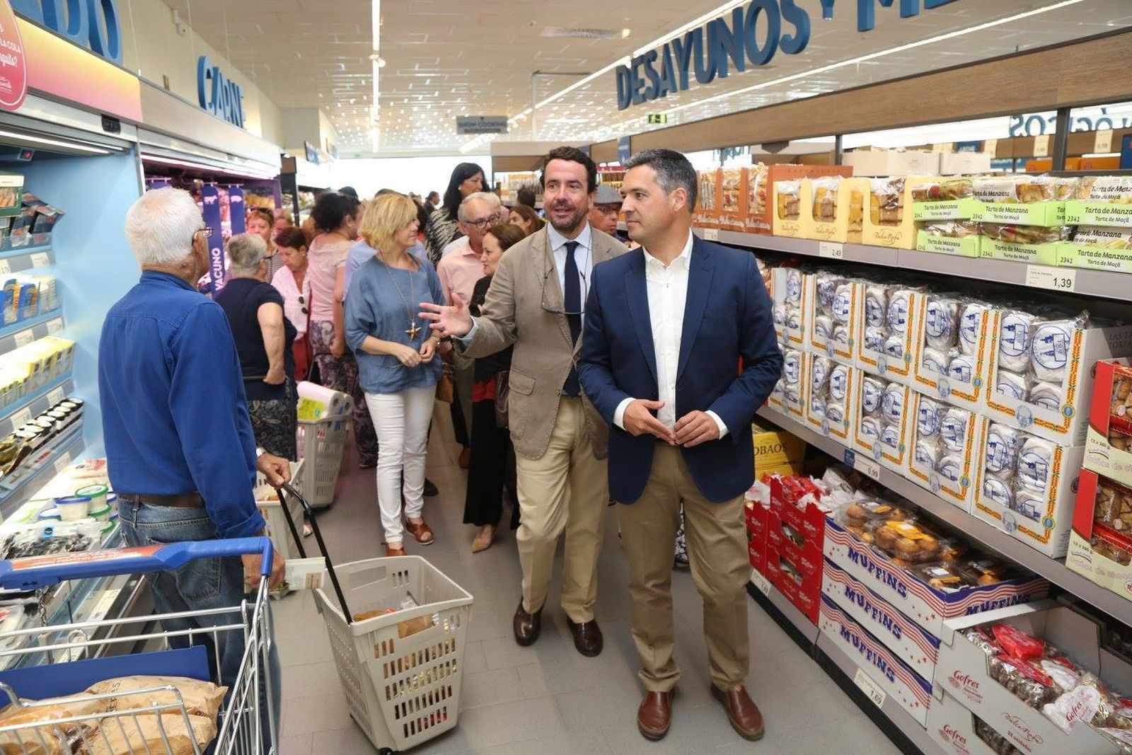 El alcalde, visitando ayer el nuevo supermercado acompañado del responsable de Expansión de la cadena Aldi.