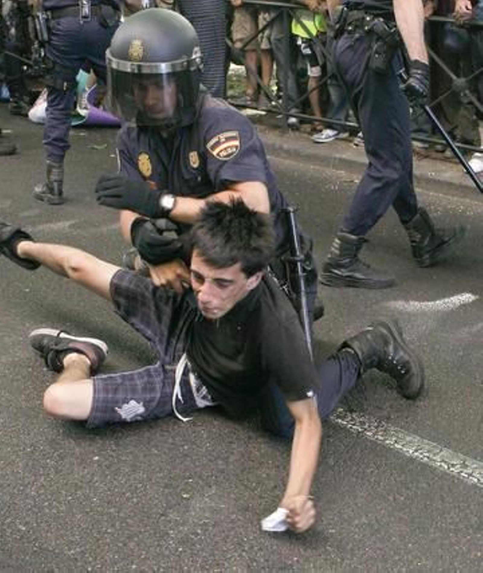 La Policía ha impedido la entrega del documento reivindicativo al Congreso de los Diputados.

Foto: EFE