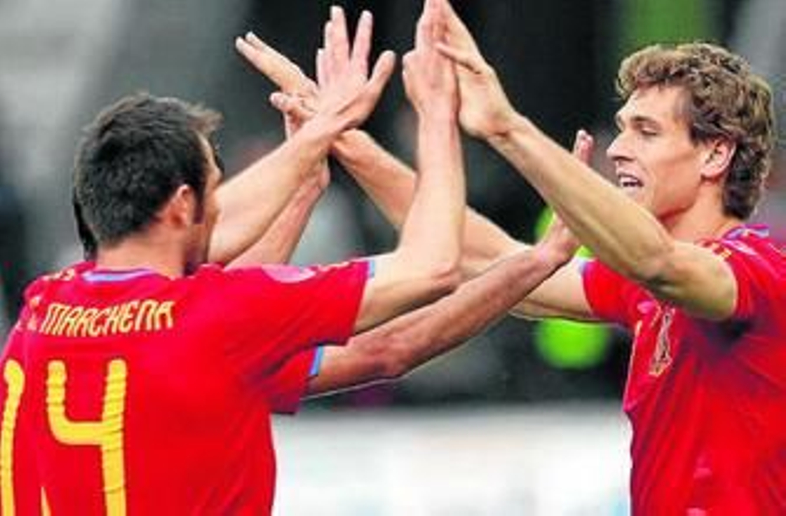 Marchena felicita a Llorente tras el tanto de éste. Marchena felicita a Llorente tras el tanto de éste.
