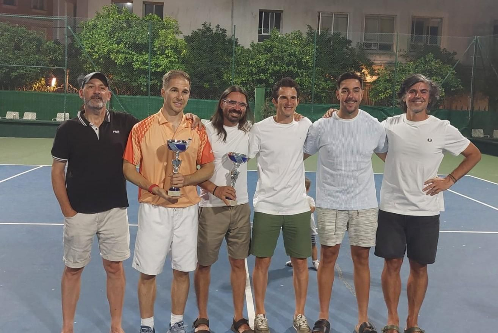 Ganador y subcampeón con sus trofeos.