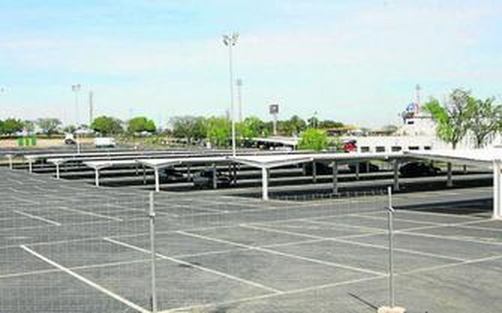 El nuevo centro se situará entre el hipermercado y el campus del Carmen.