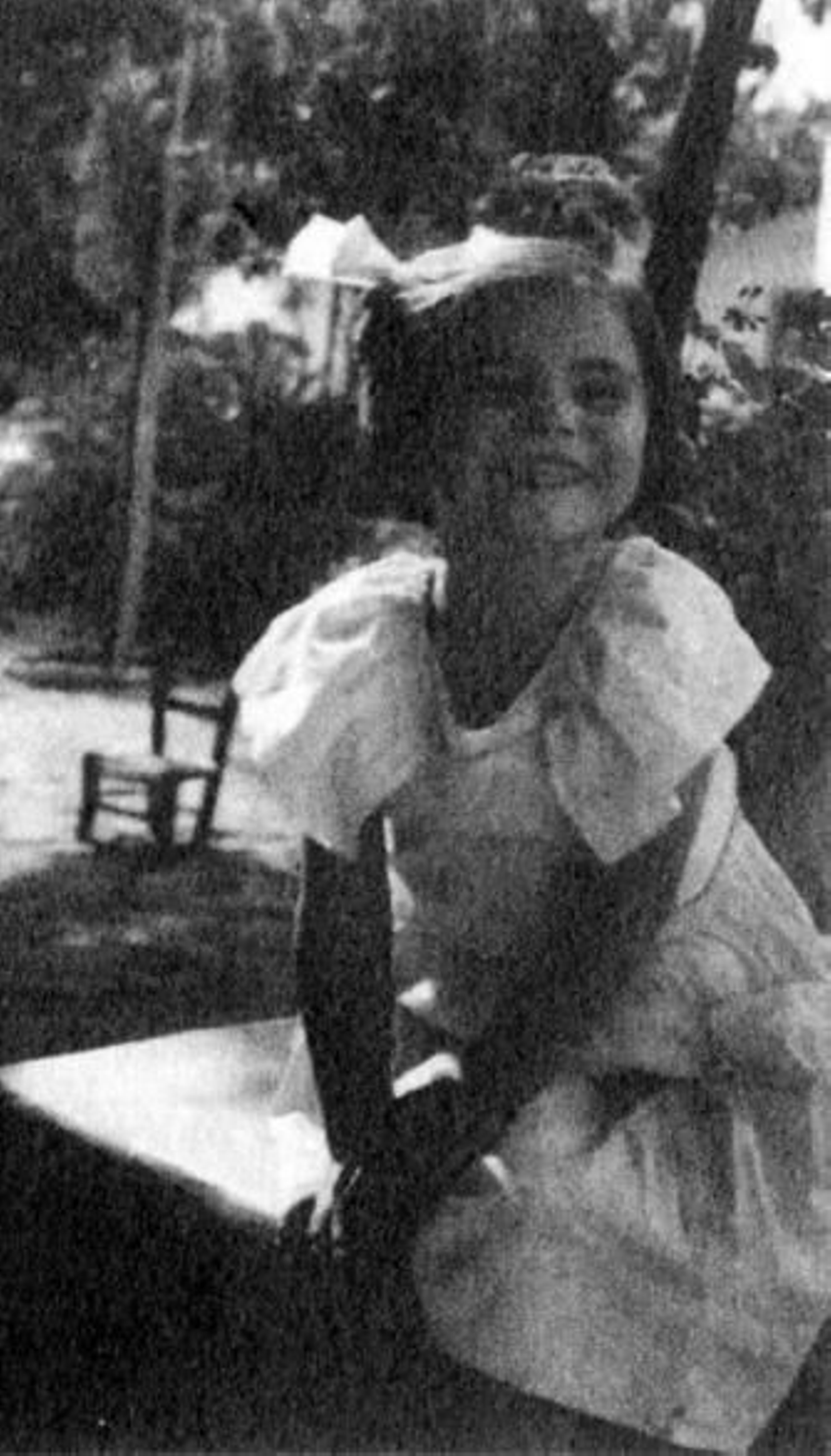 1. Tica, en la Huerta de San Vicente, en 1935.  2. Jugando con Manuel Pizarro. 3. La pequeña, montando en bicicleta en la casa de sus abuelos 4. Los tres hermanos Fernández-Montesinos: Manuel, a la derecha, Concha, la más pequeña, en el centro, y Tica, la mayor, a la derecha. 5. Con su tía Clotilde y su tía Carmen. 6. Concha García Lorca, con sus dos hijos, Tica y Manolo, en Madrid, en 1934. 7. Federico García Lorca, con sus sobrinos, en la Huerta de San Vicente. 8. Isabel y Concha García Lorca, paseando con la niña. 9. Foto recién descubierta del poeta.