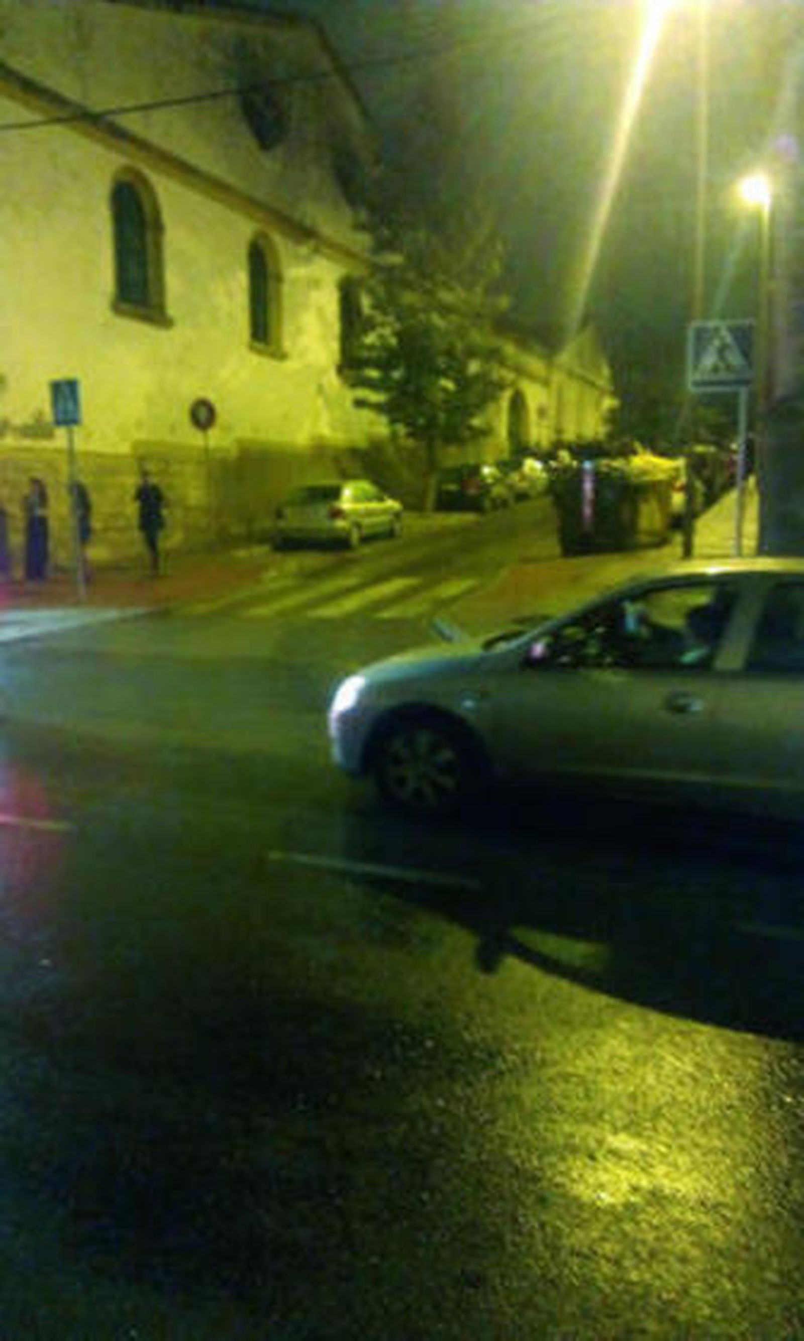 Concentración de jóvenes ante el local de Méndez Núñez. En el recuadro, convocatoria por whatsapp de 'El Toro'.