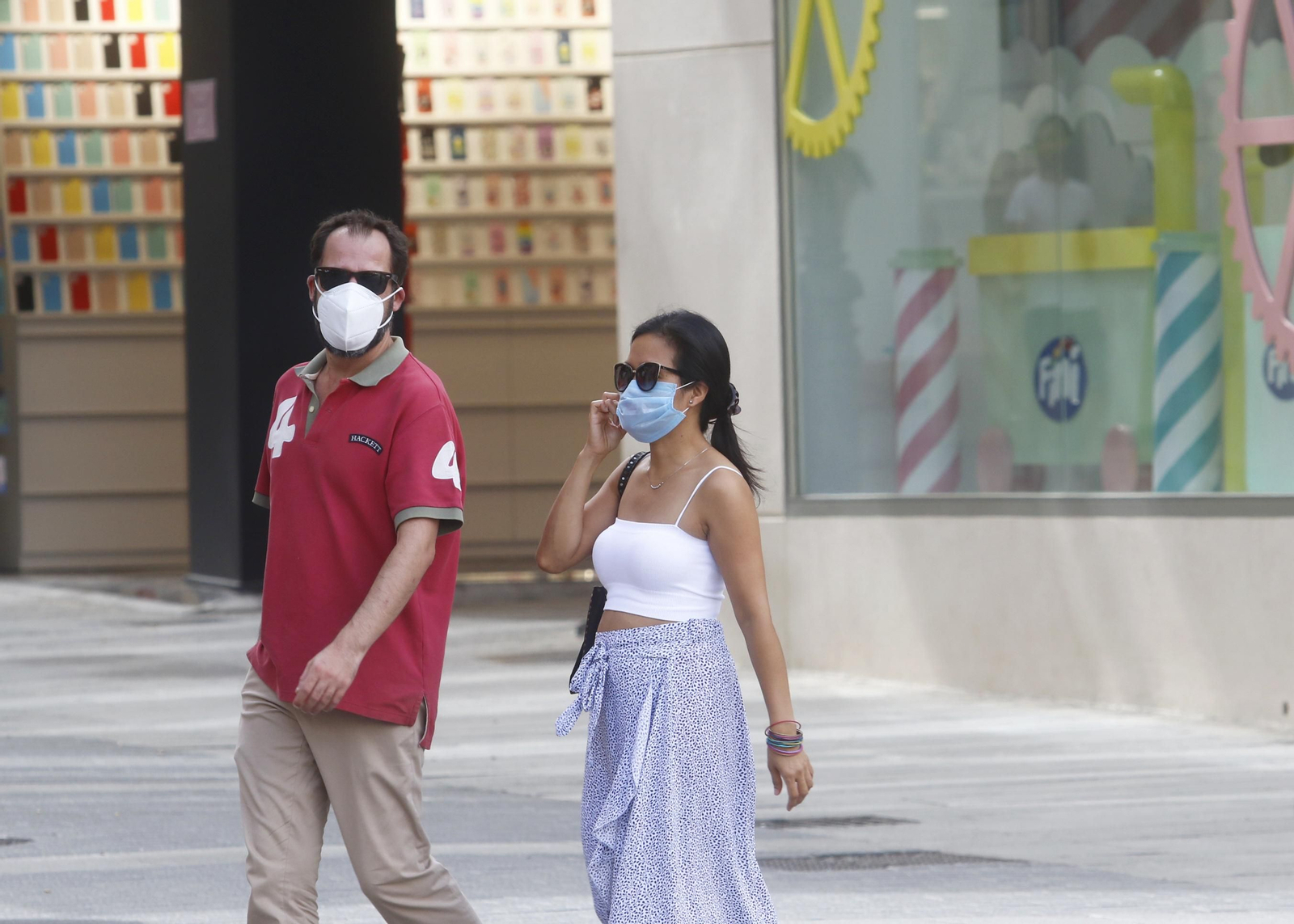 Una pareja pasea con mascarilla por Córdoba. Una pareja pasea con mascarilla por Córdoba.