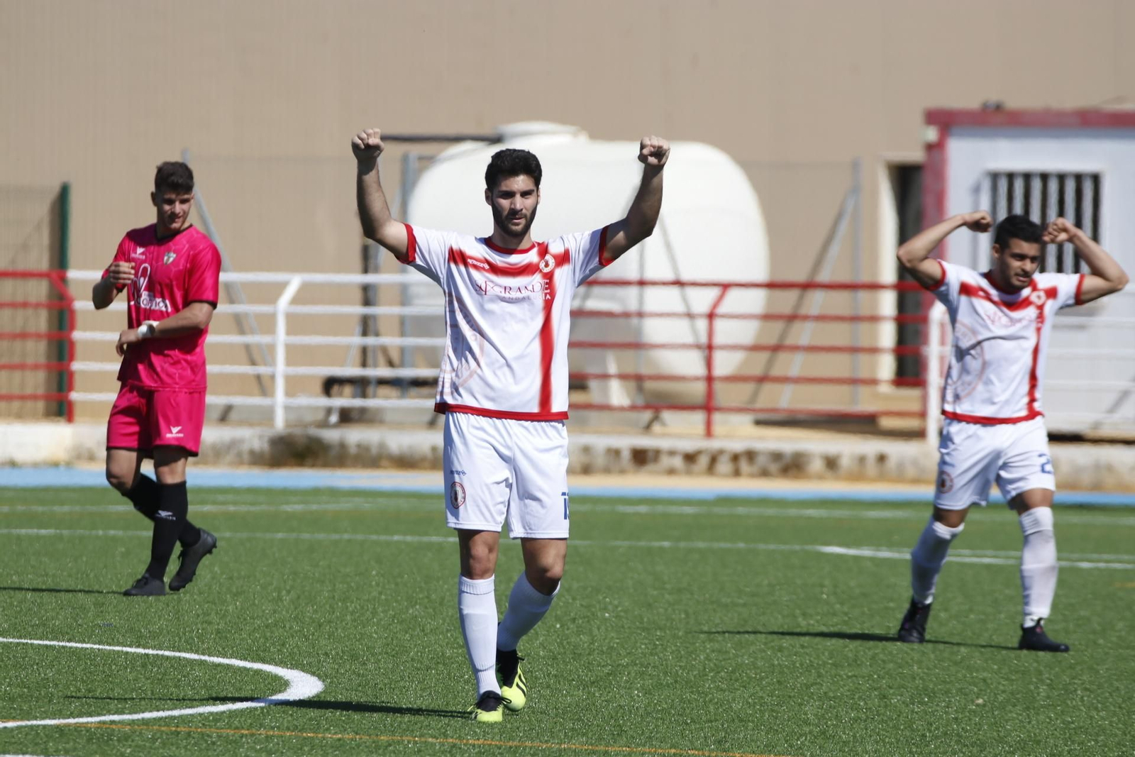 El rojillo Iván celebra un triunfo del San Roque.