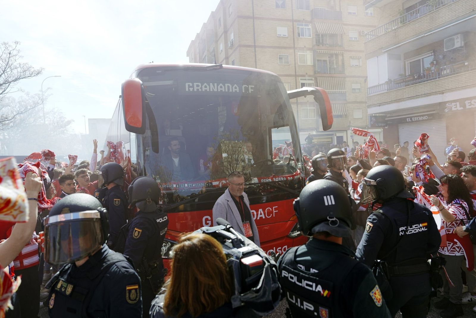 Espectacular recibimiento al Granada antes de la visita del Almería