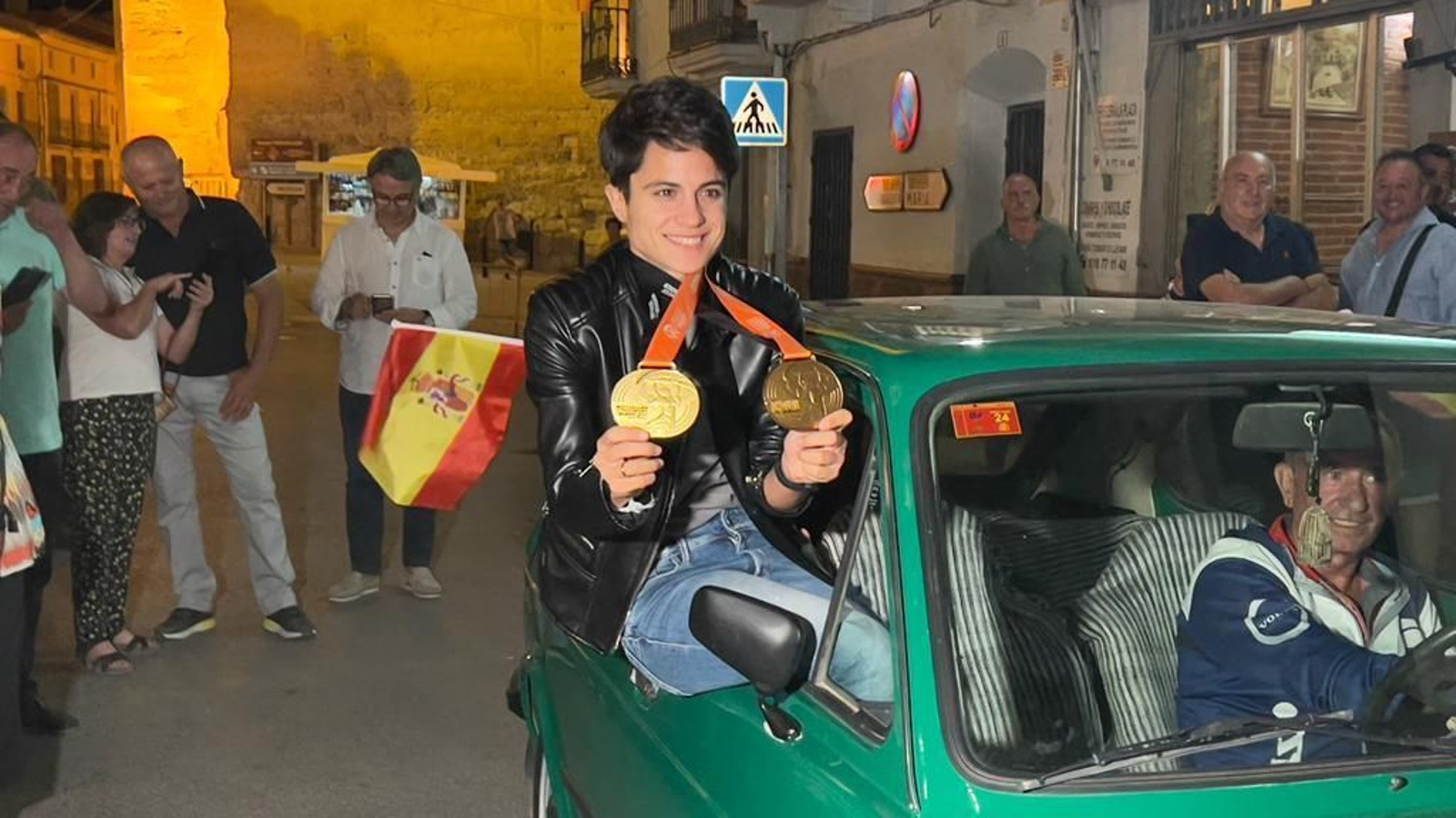 María Pérez muestra sus dos medallas de oro.
