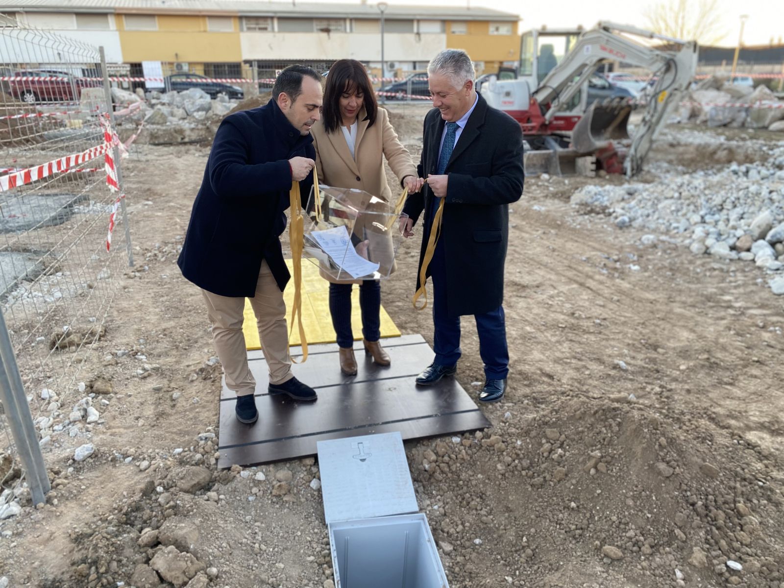 José María Villegas, Olvido de la Rosa y José Antonio Carranza colocan la primera piedra del centro civico y cultural de La Joya de Pulianas