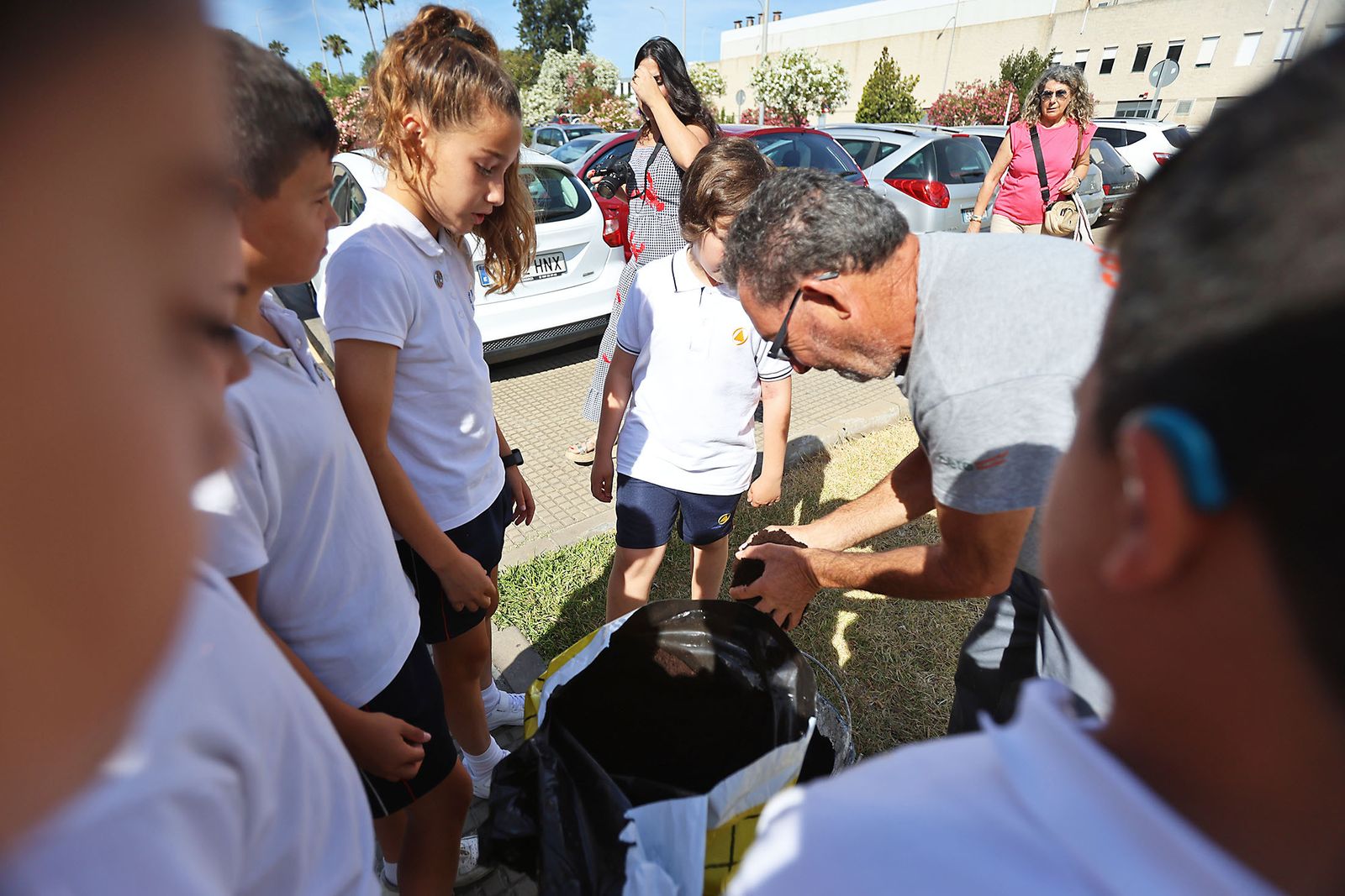 Los alumnos del colegio Virgen del Rocío realizan una plantación de arboles en el Hospital Juan Ramón Jiménez