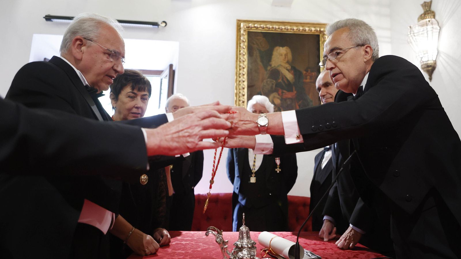 Pablo Gutiérrez-Alviz entrega la medalla de académico a Alfonso Guerra.