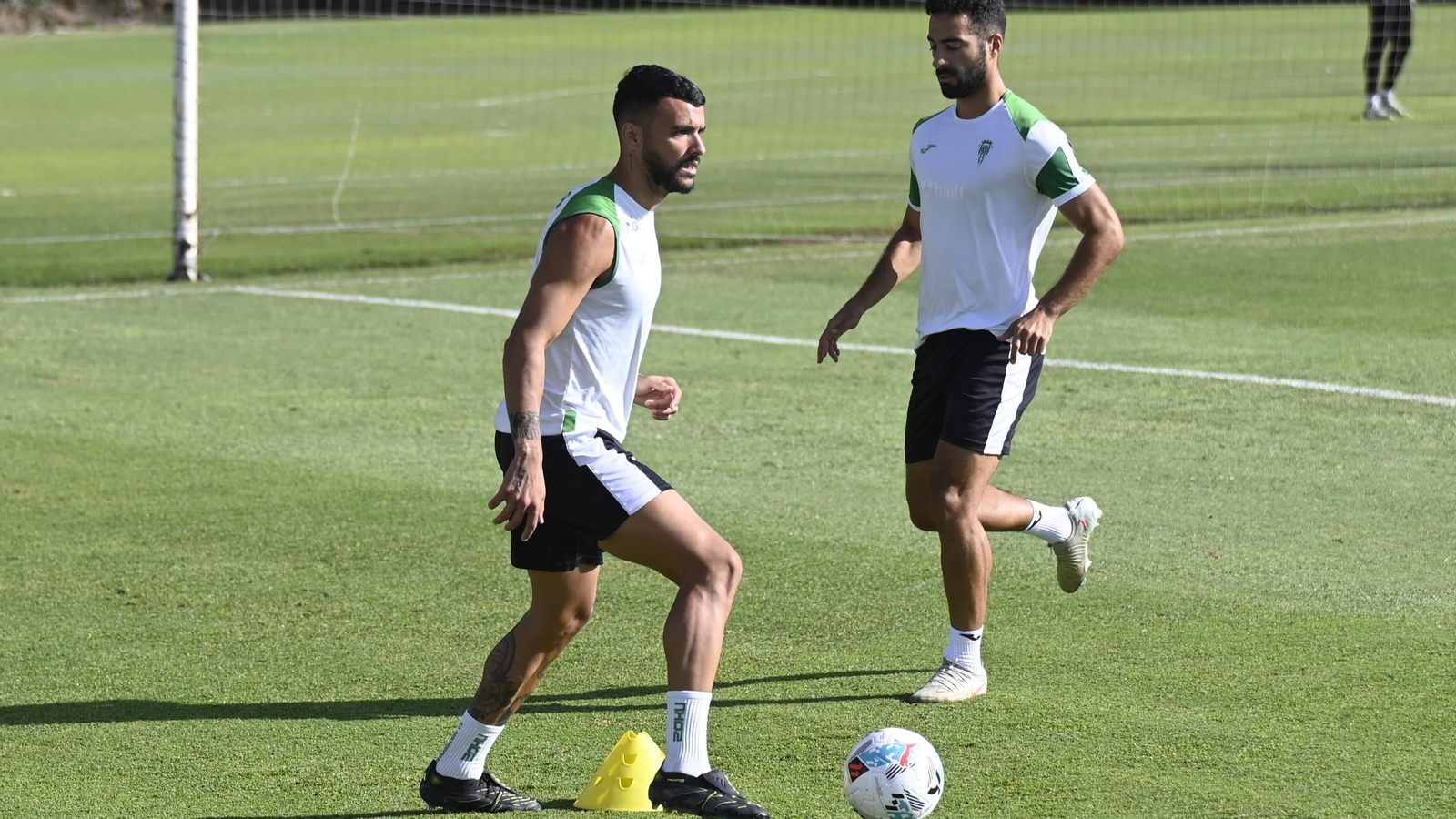 Álex Martín controla el balón en presencia de Rubén Alves. Álex Martín controla el balón en presencia de Rubén Alves.