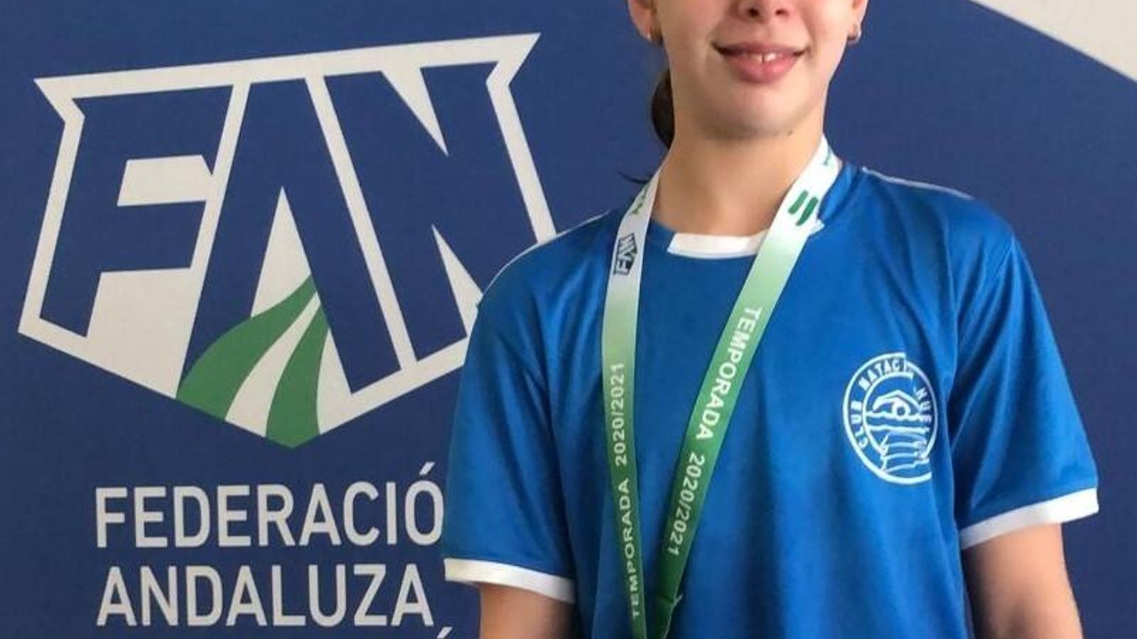 Iria Cárdenas, con la medalla de bronce obtenida.