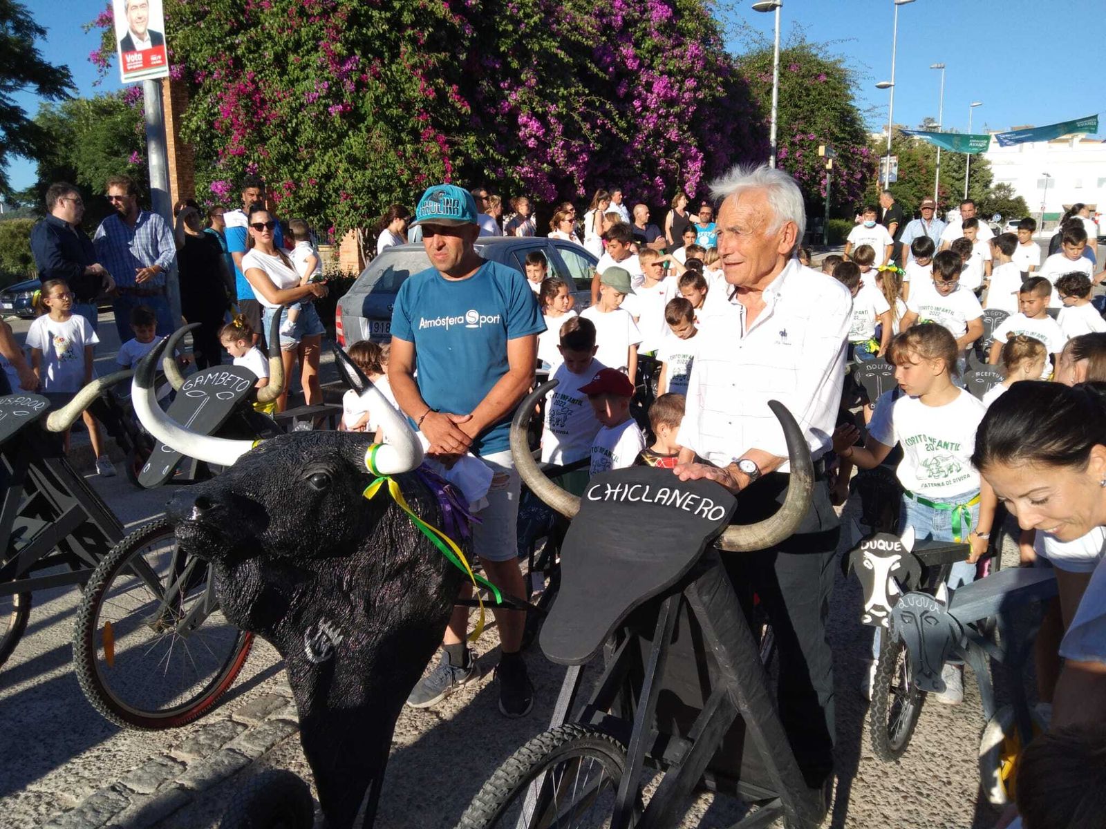 El cantaor Rufino de Paterna, junto a los participantes en el encierro infantil.