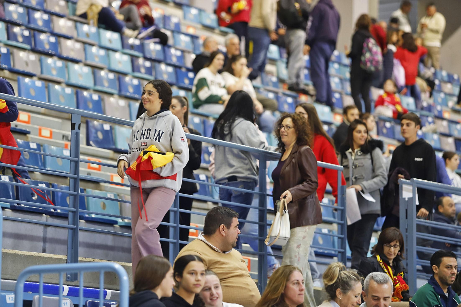 Ambiente en las gradas en el partido de la selección Española femenina de baloncesto contra Islnadia