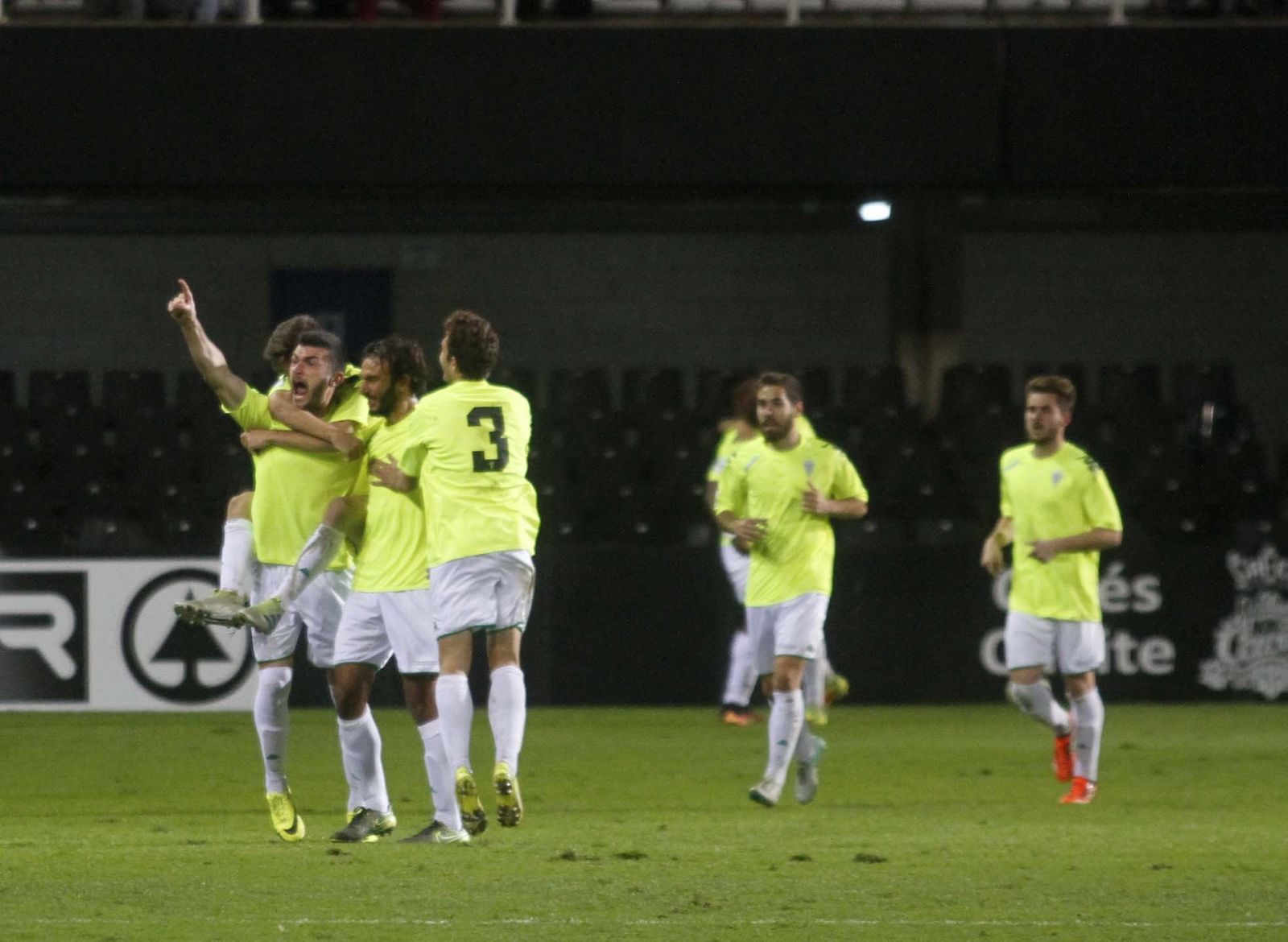 Pablo Vázquez celebra con sus compañeros el tanto de la victoria blanquiverde en Cartagena.