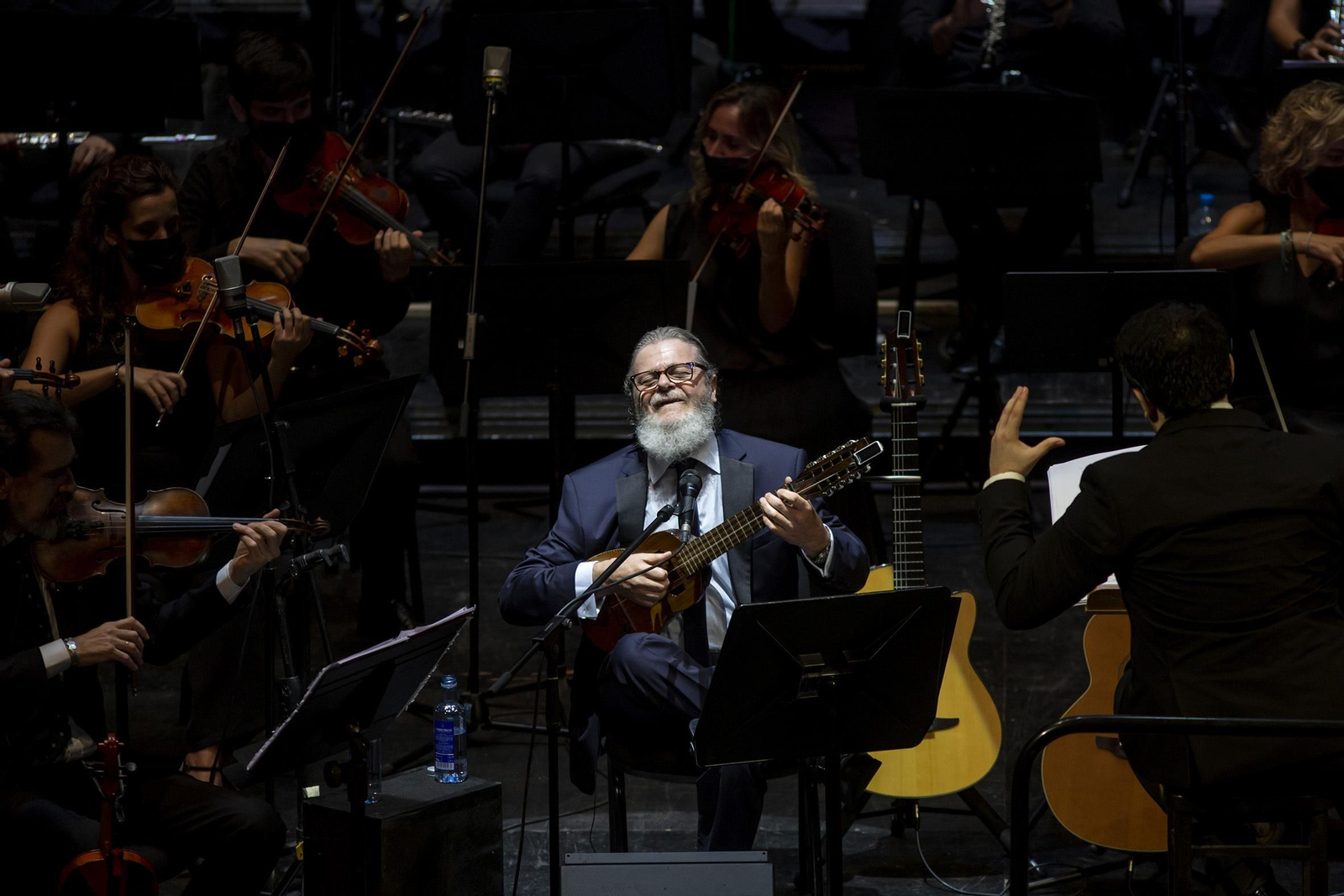 Gustavo Santaolalla, en su concierto junto a la Orquesta Filarmónica de Málaga, en el Teatro Cervantes.