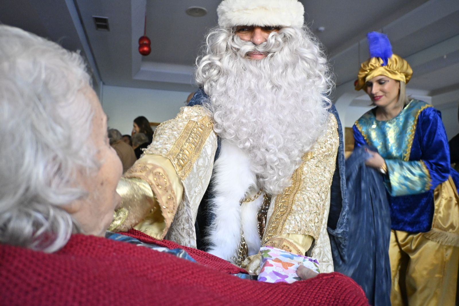 Recorrido fotográfico de los Reyes Magos por el hospital y los centros de mayores en la mañana del 5 de enero en Huelva