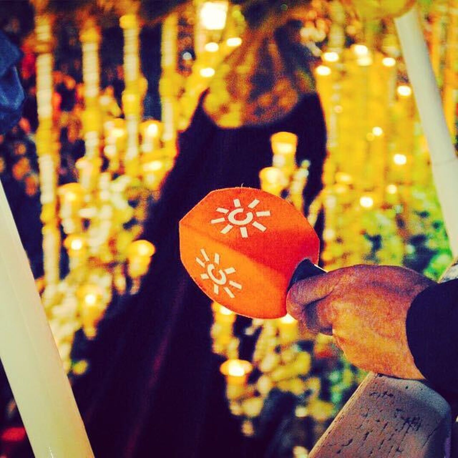 Un micrófono de Canal Sur Radio retransmite el paso de una cofradía.