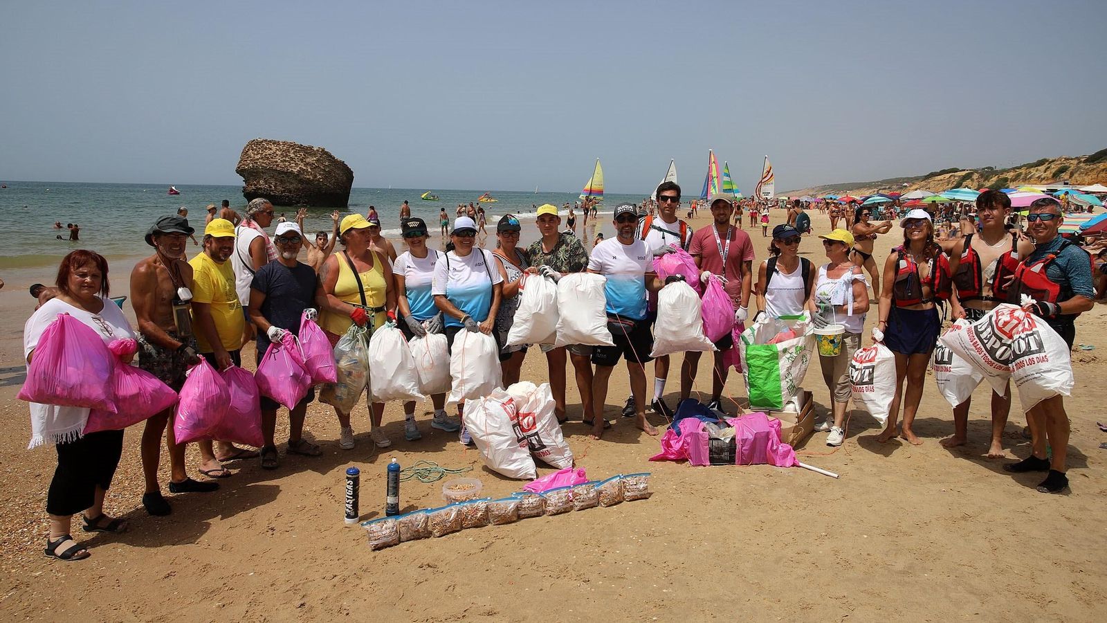 Miembros de Quique Bolsitas muestran todo lo recogido